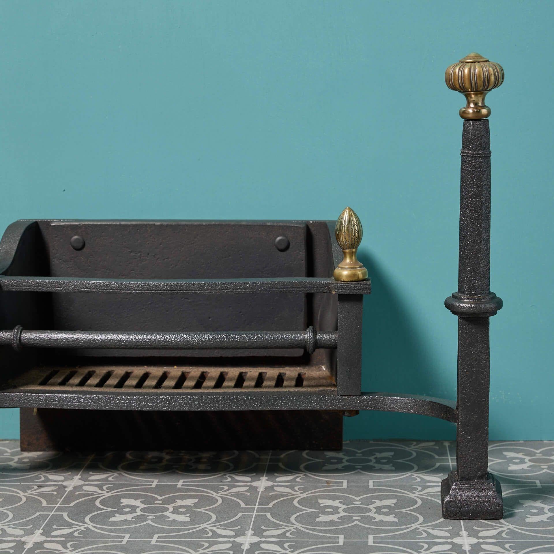 Regency Grille de foyer compacte en fer et laiton antiques en vente