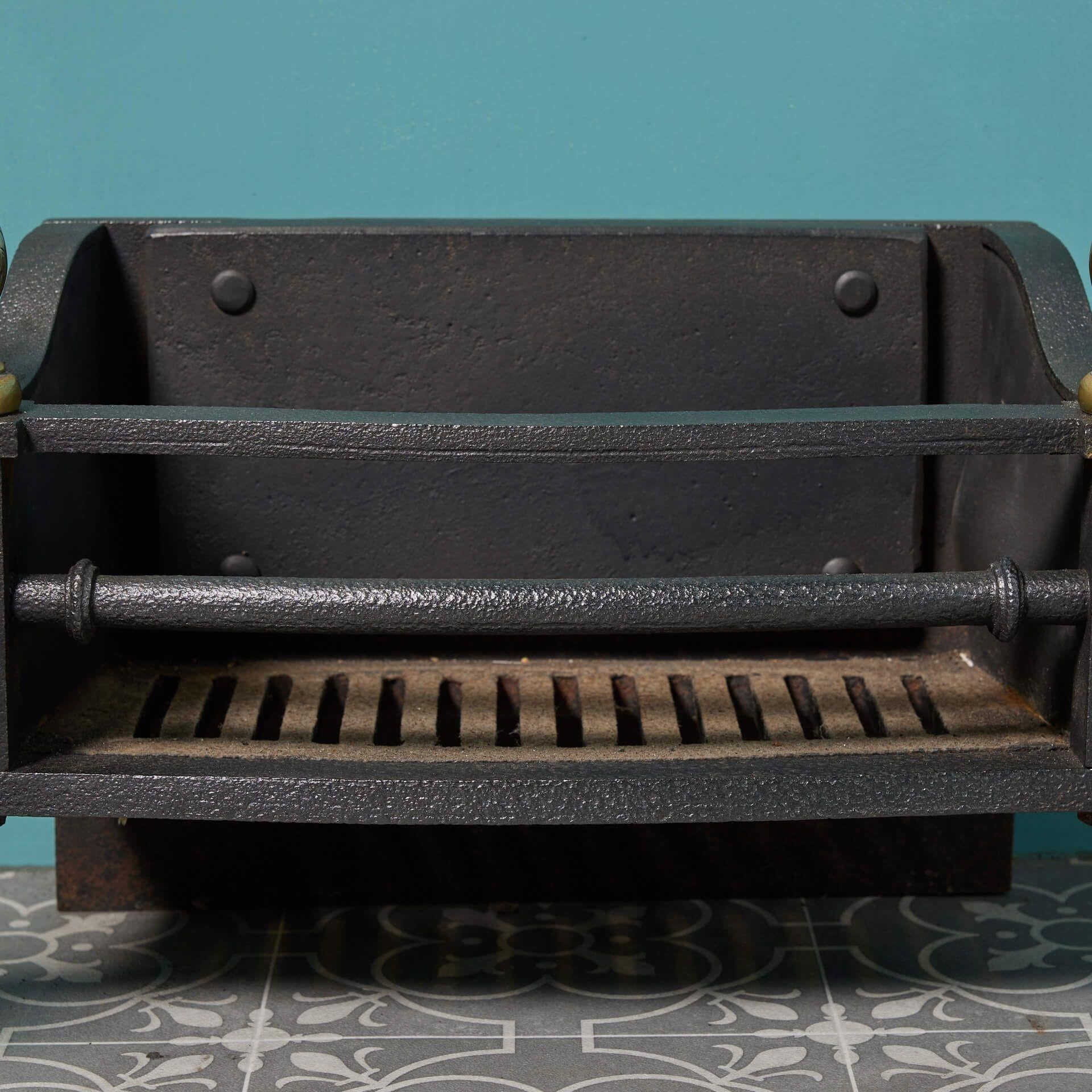 Français Grille de foyer compacte en fer et laiton antiques en vente