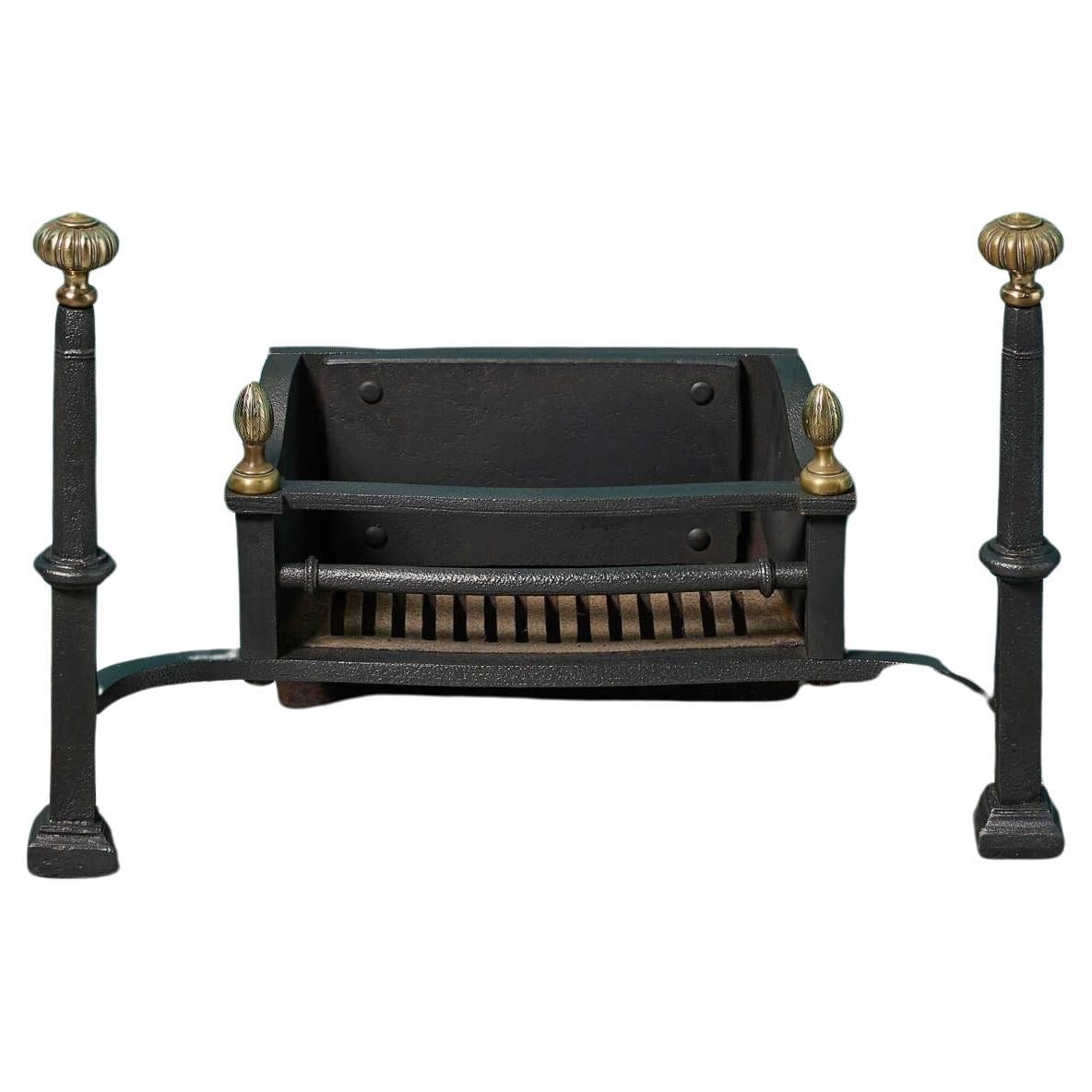 Grille de foyer compacte en fer et laiton antiques en vente