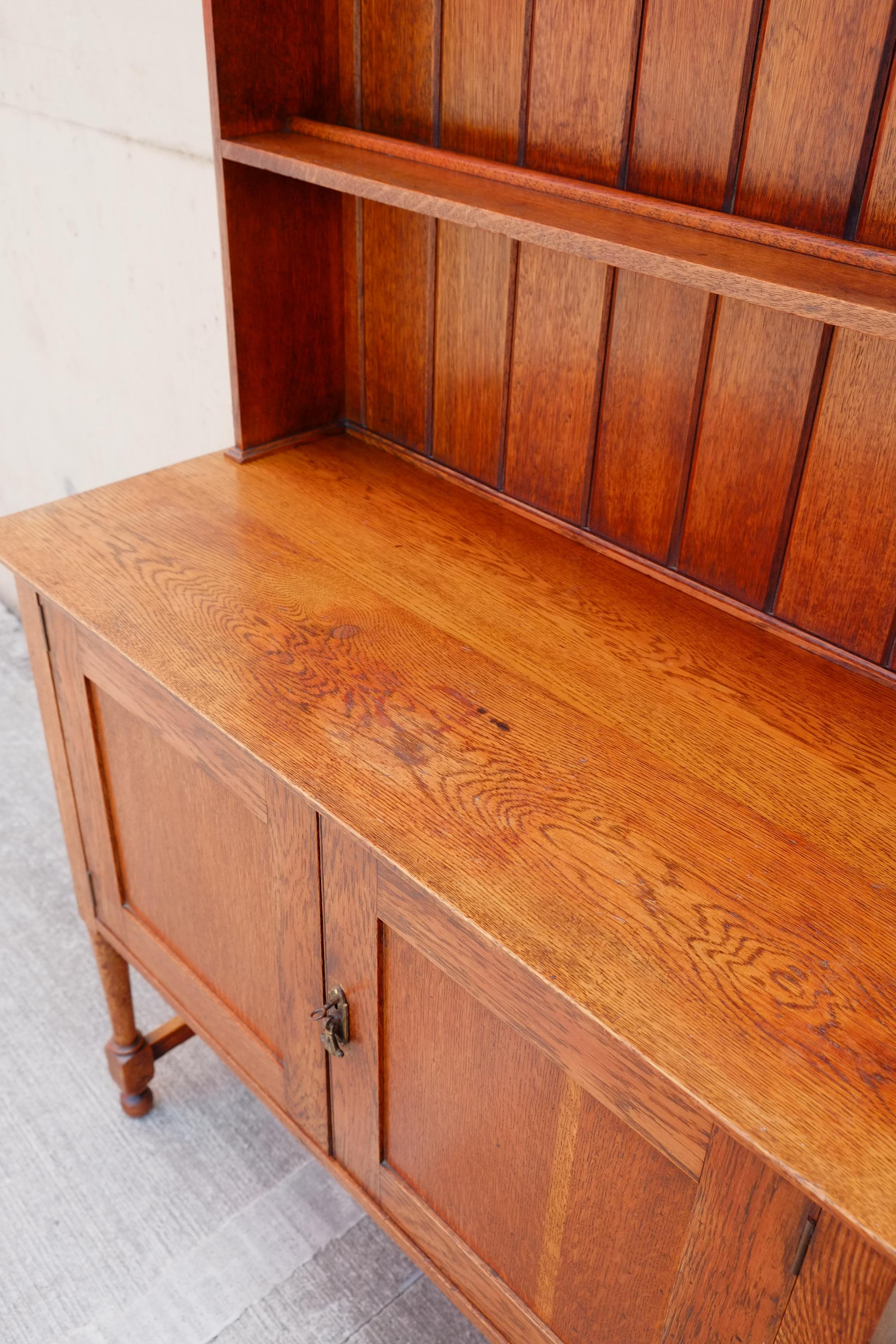 Commode galloise compacte en chêne massif ancien avec porte-assiettes en vente 3