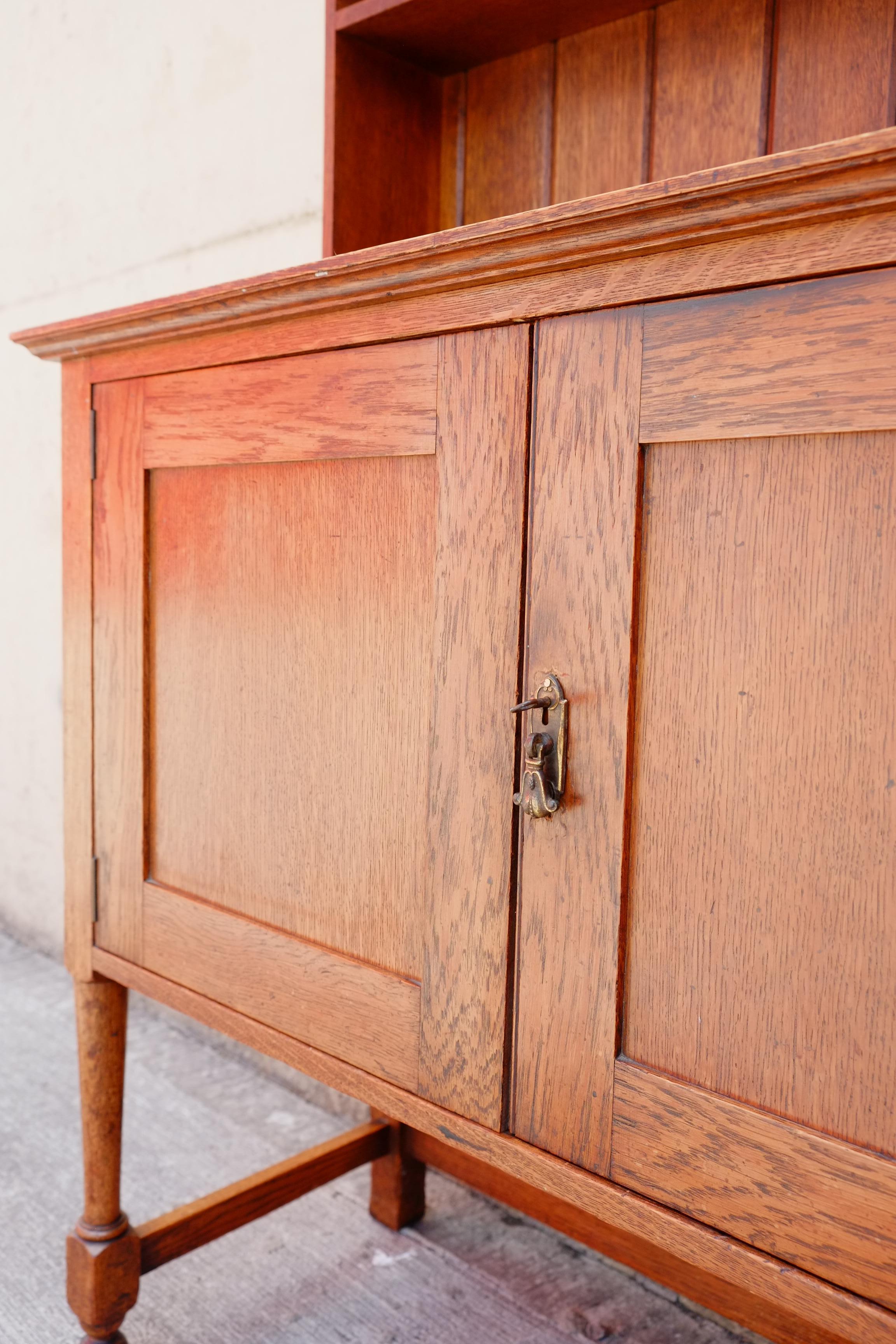 Commode galloise compacte en chêne massif ancien avec porte-assiettes en vente 4