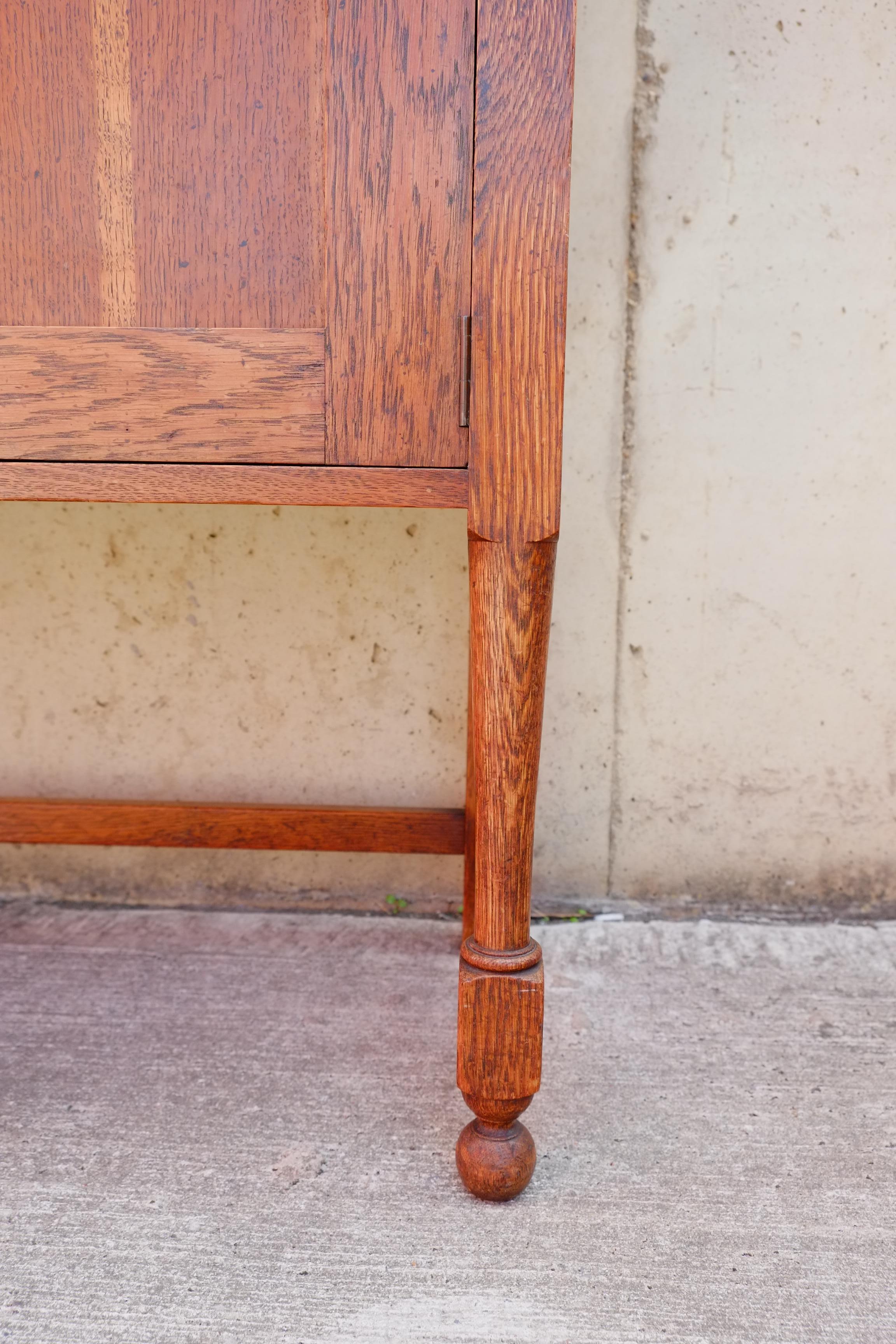 Commode galloise compacte en chêne massif ancien avec porte-assiettes en vente 5
