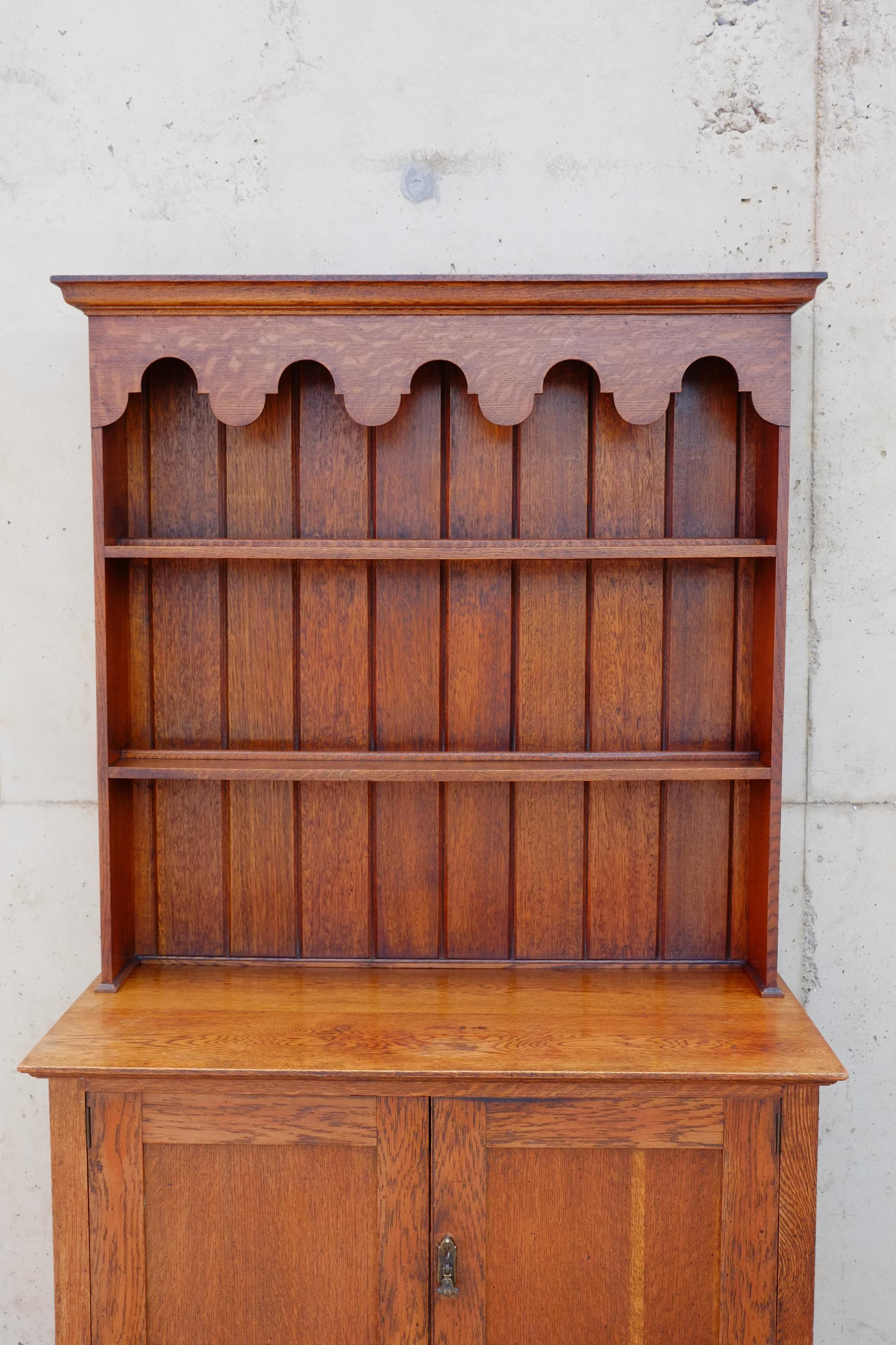 Commode galloise compacte en chêne massif ancien avec porte-assiettes en vente 7
