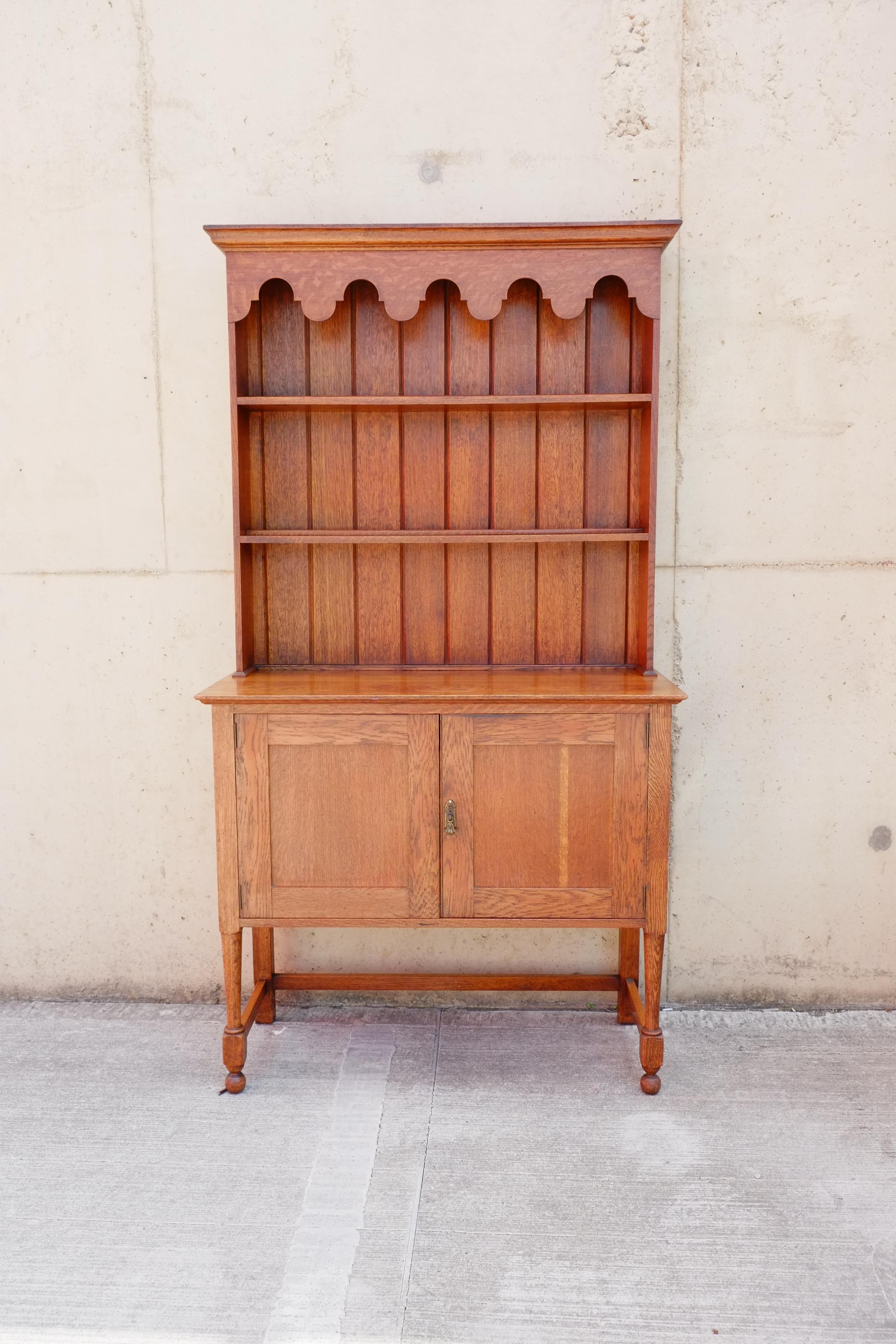 Arts and Crafts Commode galloise compacte en chêne massif ancien avec porte-assiettes en vente