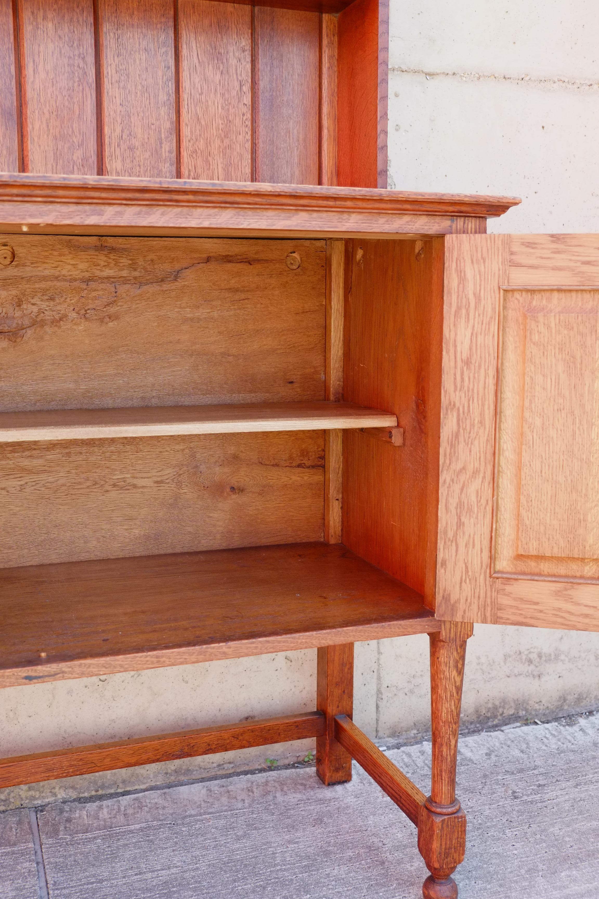 Chêne Commode galloise compacte en chêne massif ancien avec porte-assiettes en vente