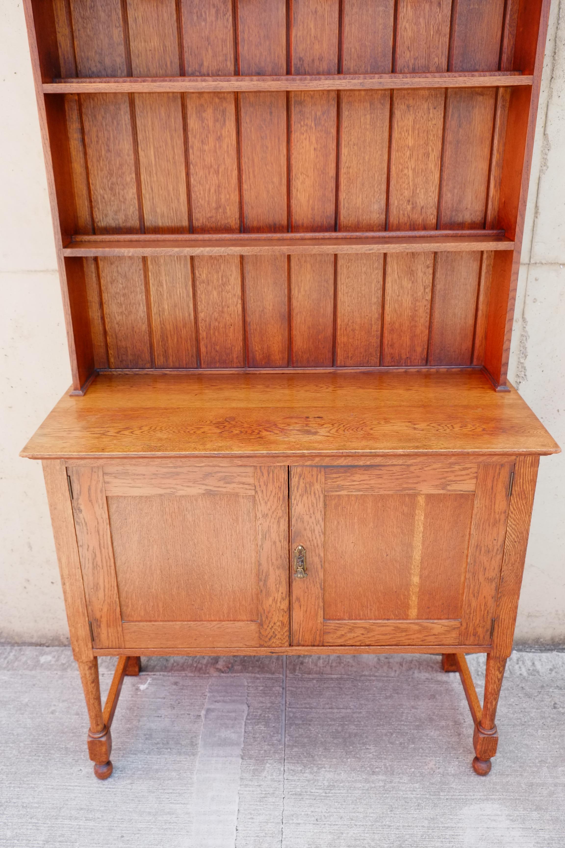 Commode galloise compacte en chêne massif ancien avec porte-assiettes en vente 2