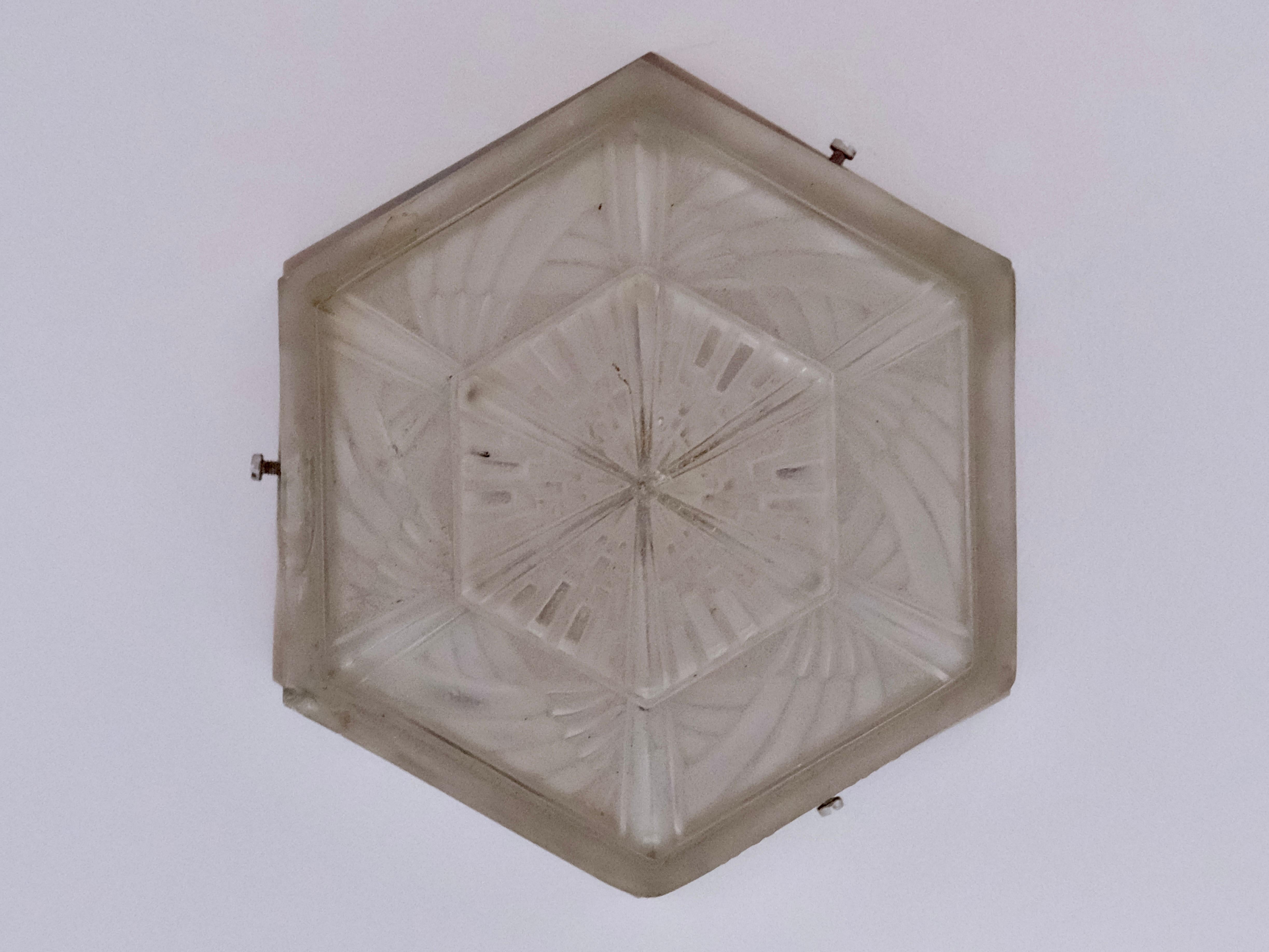Compact Art Deco Ceiling Lamp, Hexagonal Pressed Glass, France 1930s In Good Condition For Sale In Ulm, DE