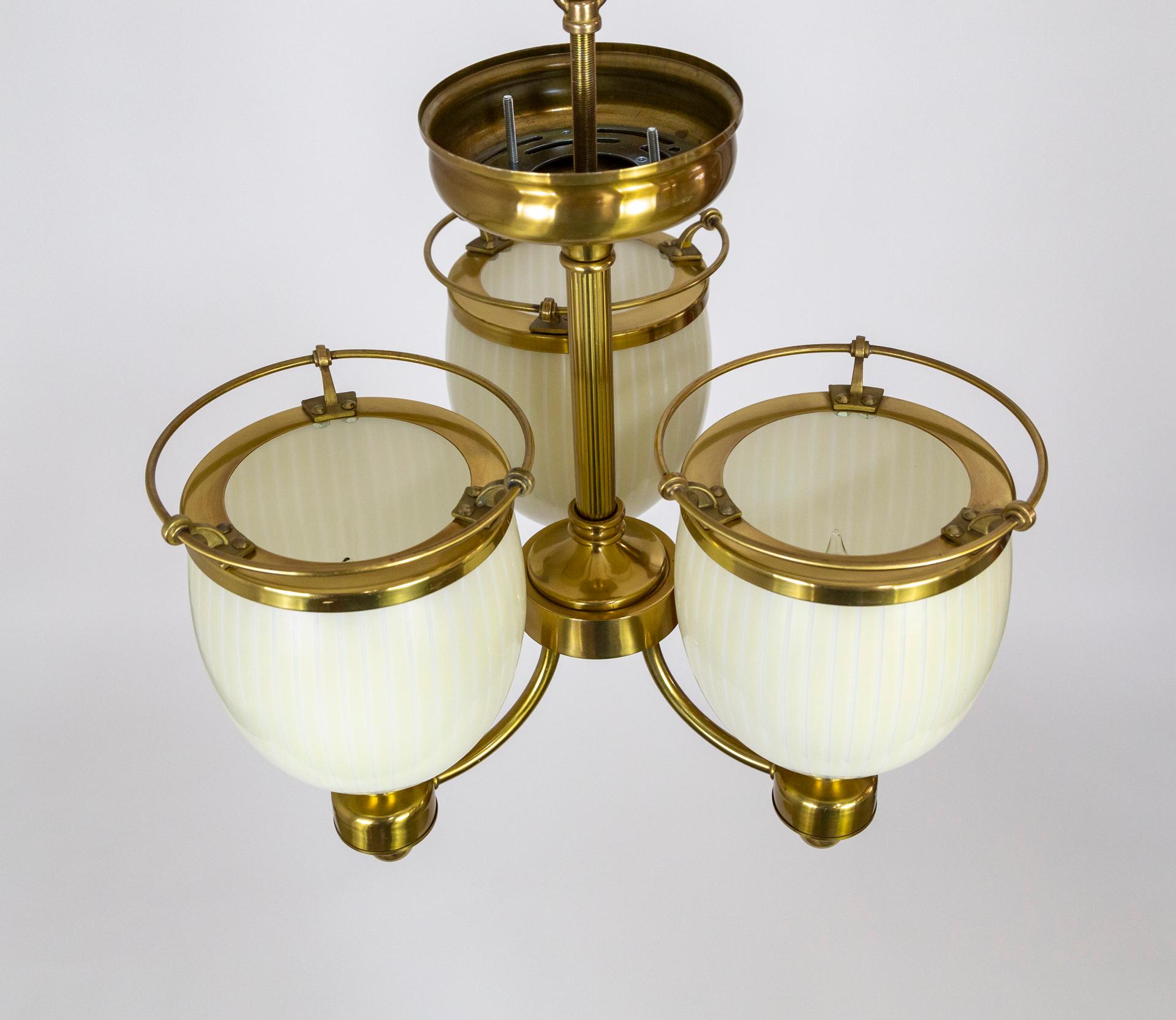 Compact Messing-Kronleuchter mit 3 Lichtern und cremefarbenen Glasschirmen im Angebot 1