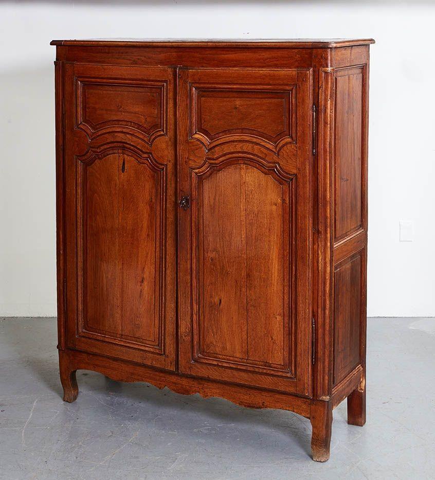 Una credenza in rovere francese dei primi del XIX secolo di dimensioni ridotte, con due ante che si aprono su un interno a ripiani, le ante con pannelli sagomati in rilievo e l'insieme su gambe cabriole. Buon colore e dimensioni compatte.