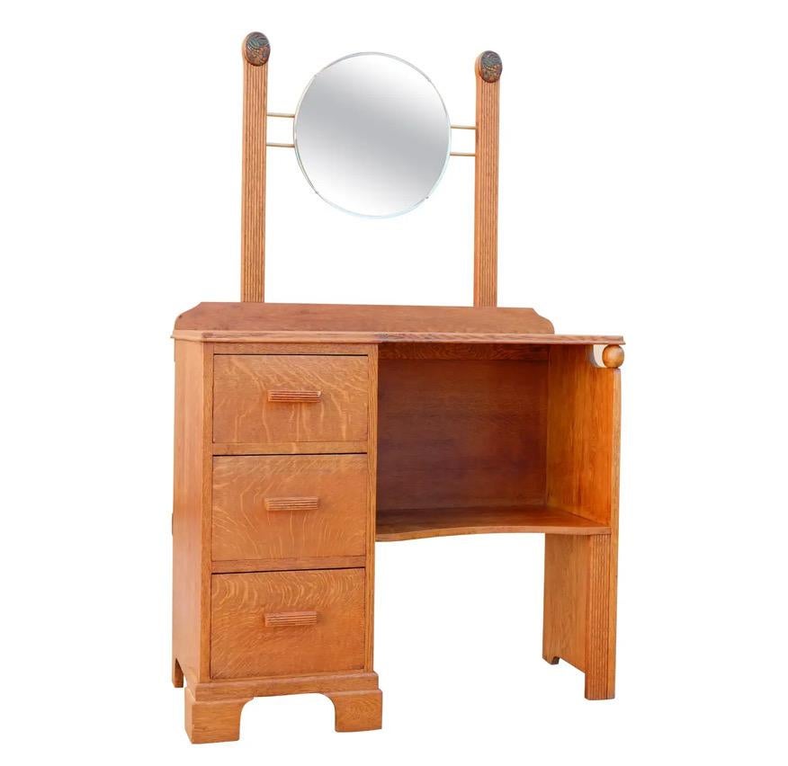 Ein schöner Jugendstil-Schminktisch aus England aus den 1930er Jahren. Dieser Waschtisch hat auf der linken Seite drei tiefe Schubladen und auf der rechten Seite eine offene Sitzfläche und ein Regal. Der Waschtisch ist aus massiver Eiche mit den