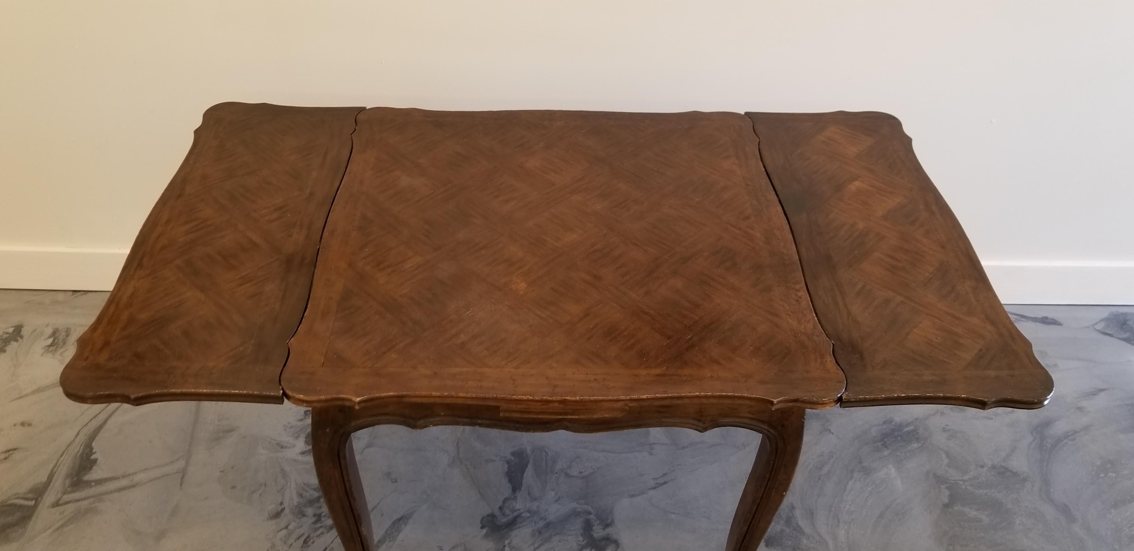 Compact French Provincial Draw-Leaf Dining Table In Good Condition For Sale In Fulton, CA