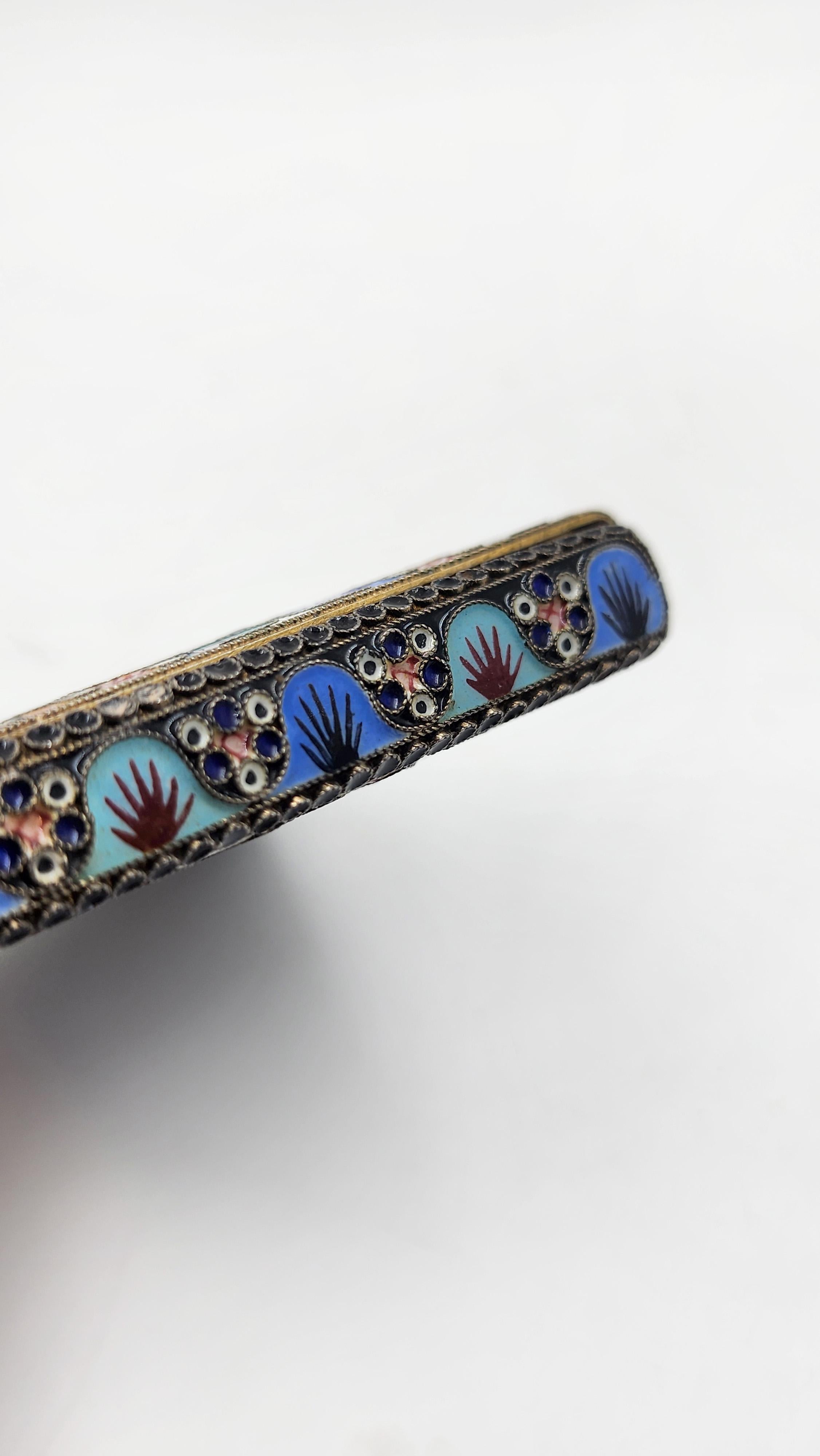 Hand-Crafted Compact French sterling silver case with enamel design For Sale