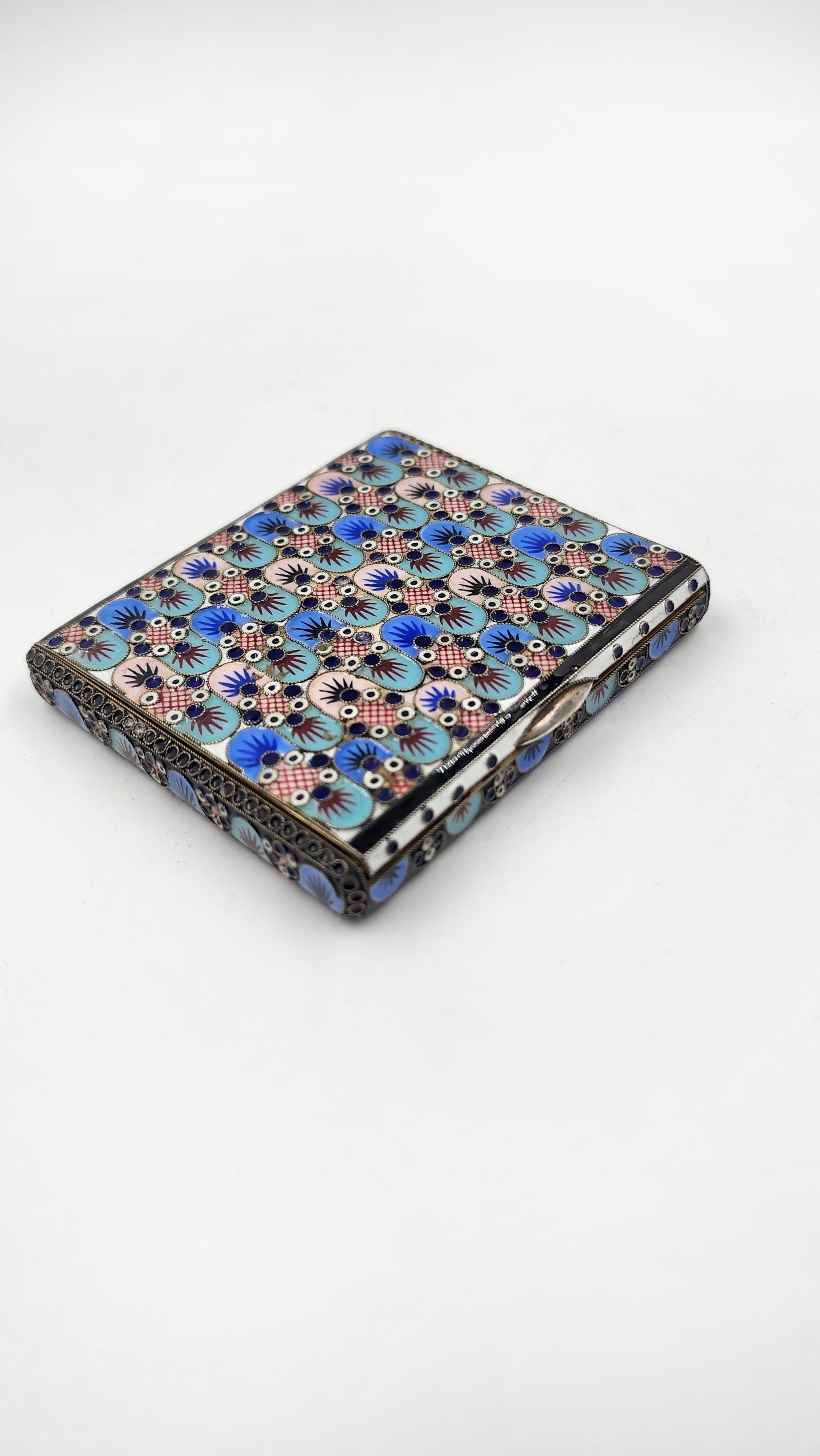 Compact French sterling silver case with enamel design In Good Condition For Sale In Autonomous City Buenos Aires, CABA