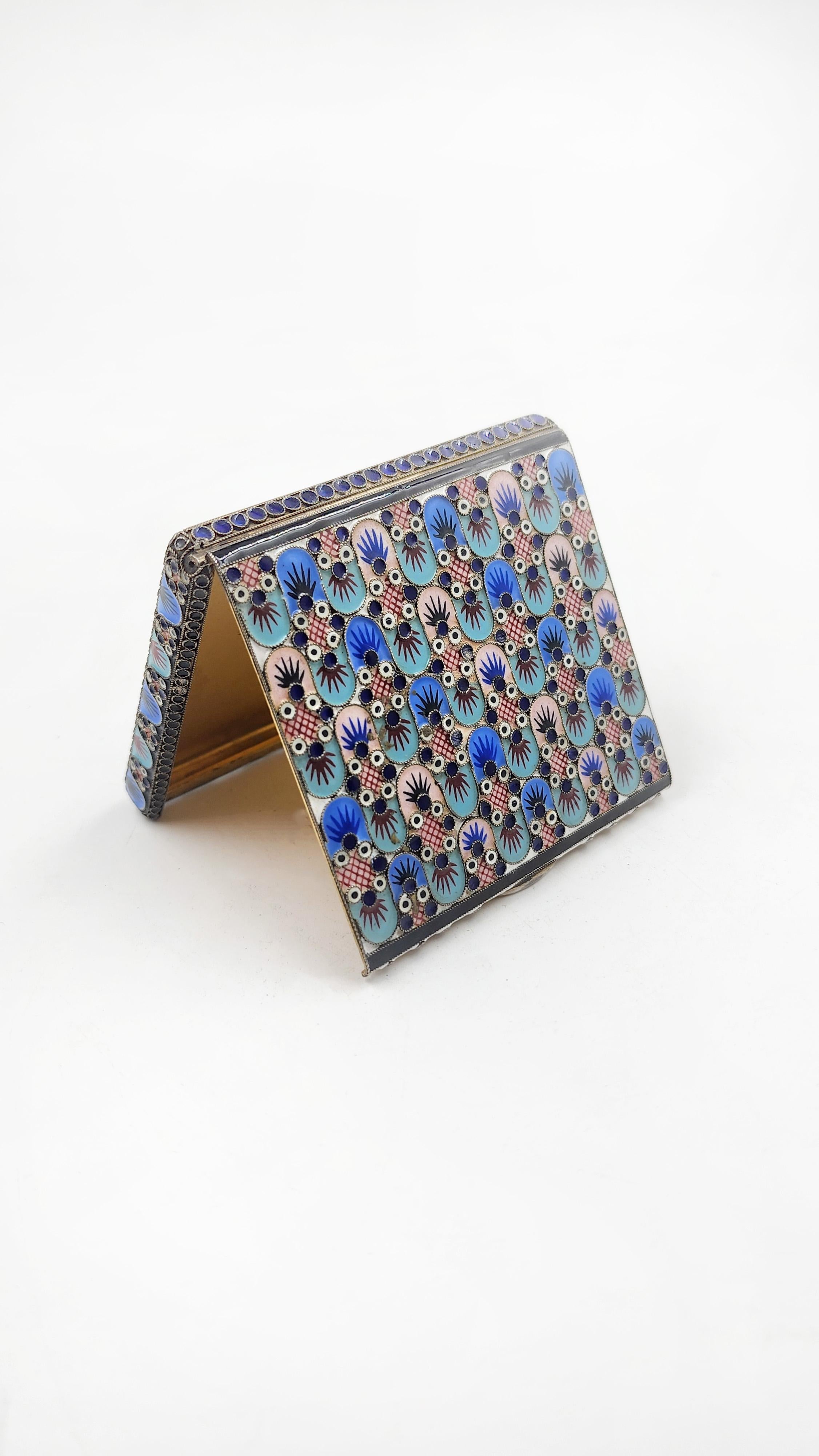 20th Century Compact French sterling silver case with enamel design For Sale