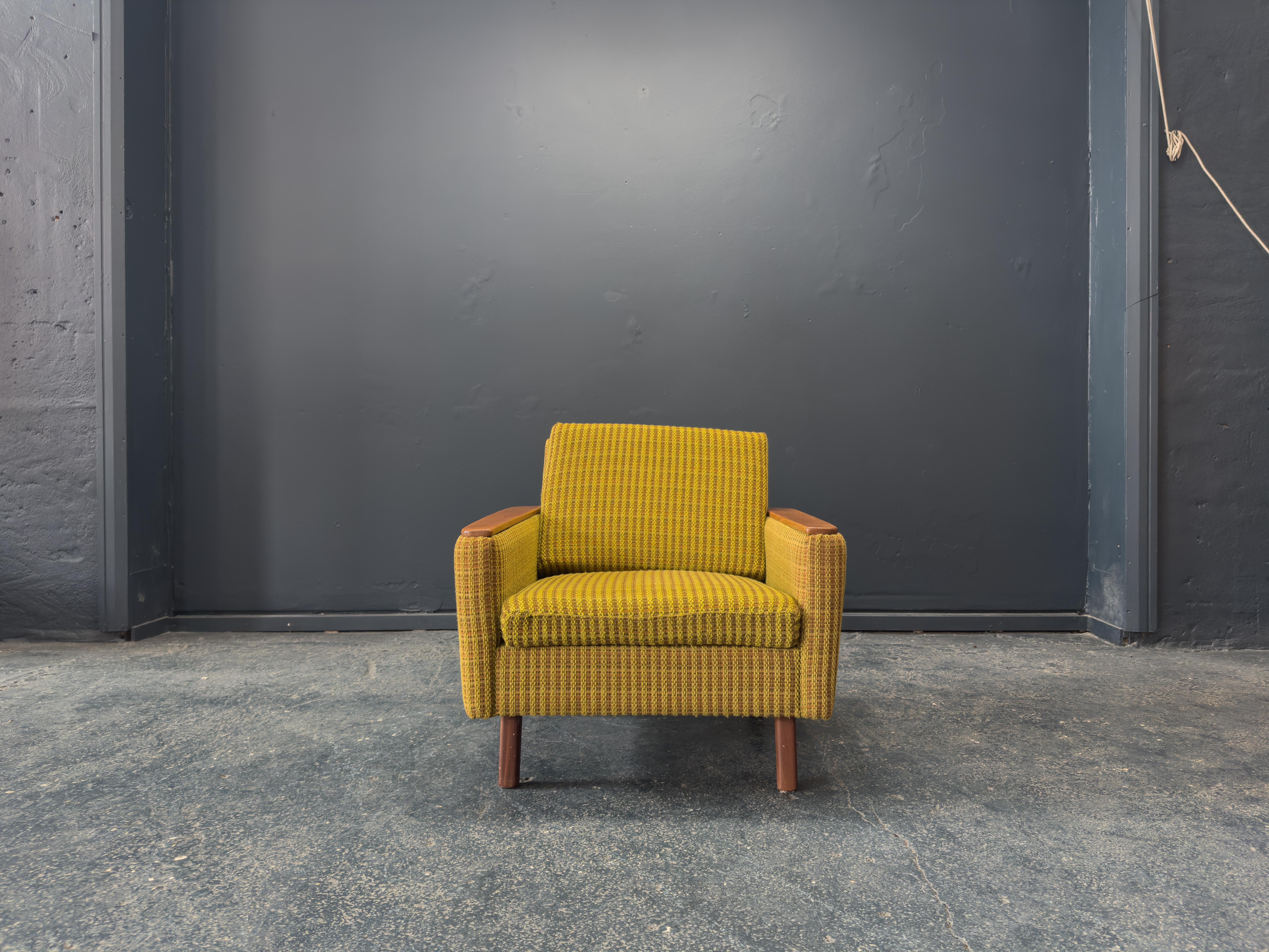 Este encantador sillón compacto es una clase magistral de diseño económico de mediados de siglo, que ofrece un carácter visual audaz en un espacio reducido. Su silueta baja y cuadrada se suaviza con líneas suavemente redondeadas y patas cónicas de