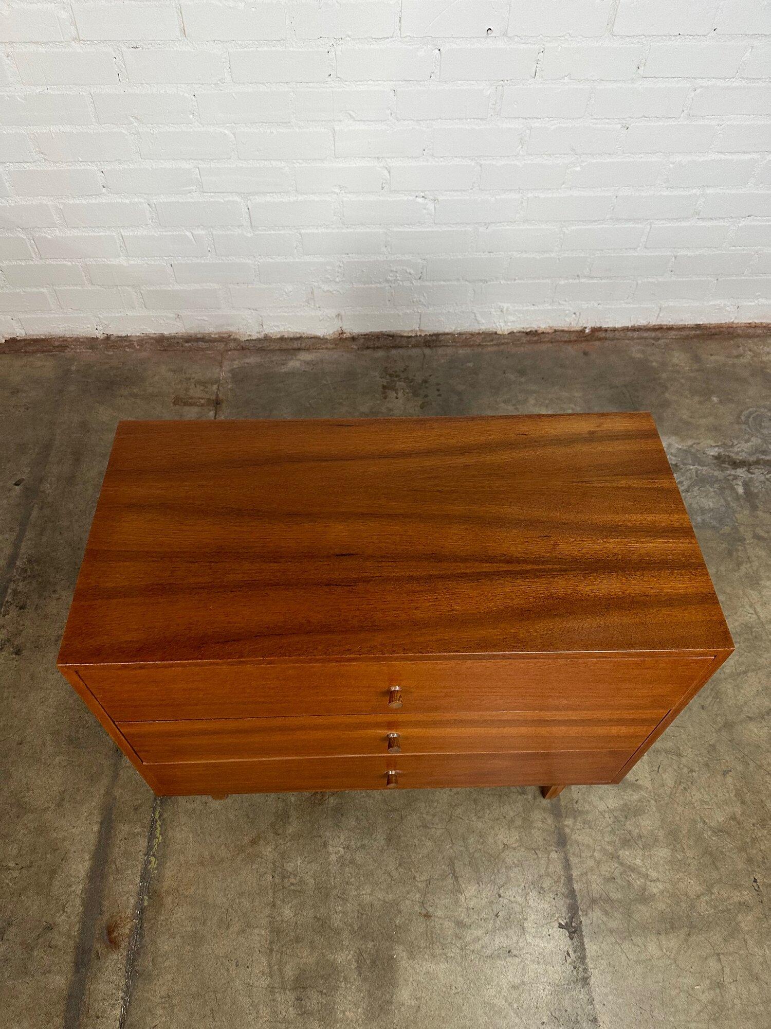 Compact Midcentury Chest of Drawers In Good Condition In Los Angeles, CA