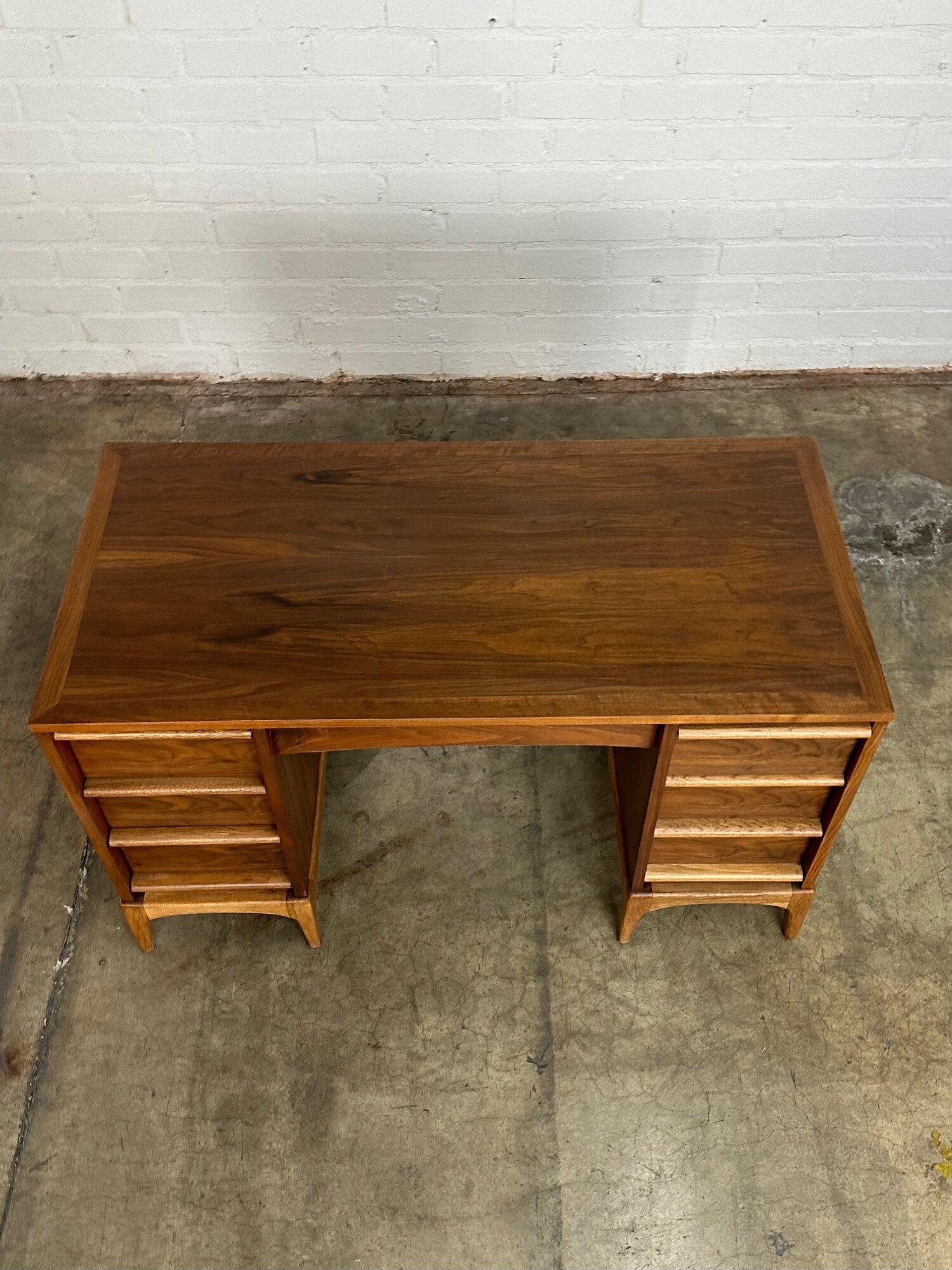 Compact Mid Century Desk by Lane In Good Condition In Los Angeles, CA
