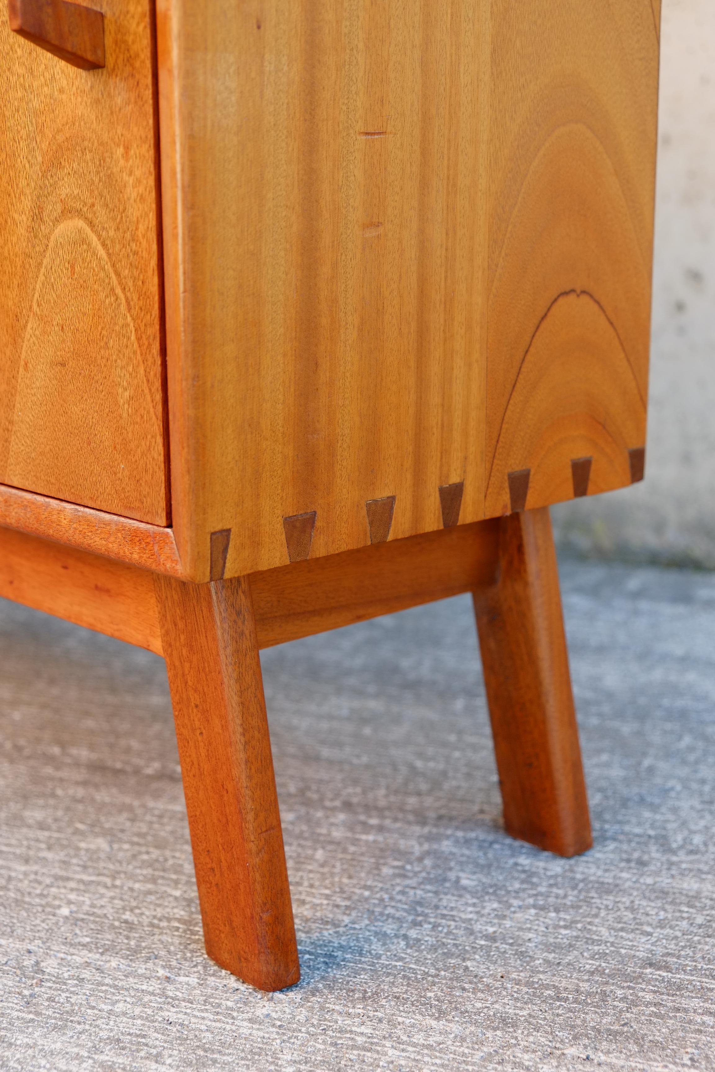 Compact Mid-Century Teak Sideboard / 1960's Bookcase Cabinet In Good Condition For Sale In Leicester, GB