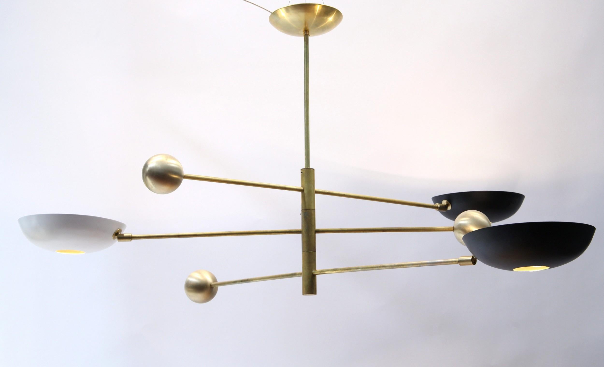 Lustre compact en laiton Orbitale à 3 bras rotatifs et équilibrés, à plafond bas en vente 6