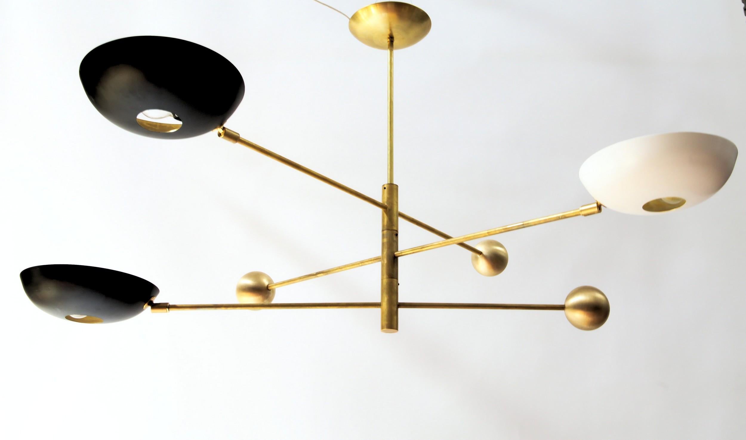 Lustre compact en laiton Orbitale à 3 bras rotatifs et équilibrés, à plafond bas Neuf - En vente à Tavarnelle val di Pesa, Florence