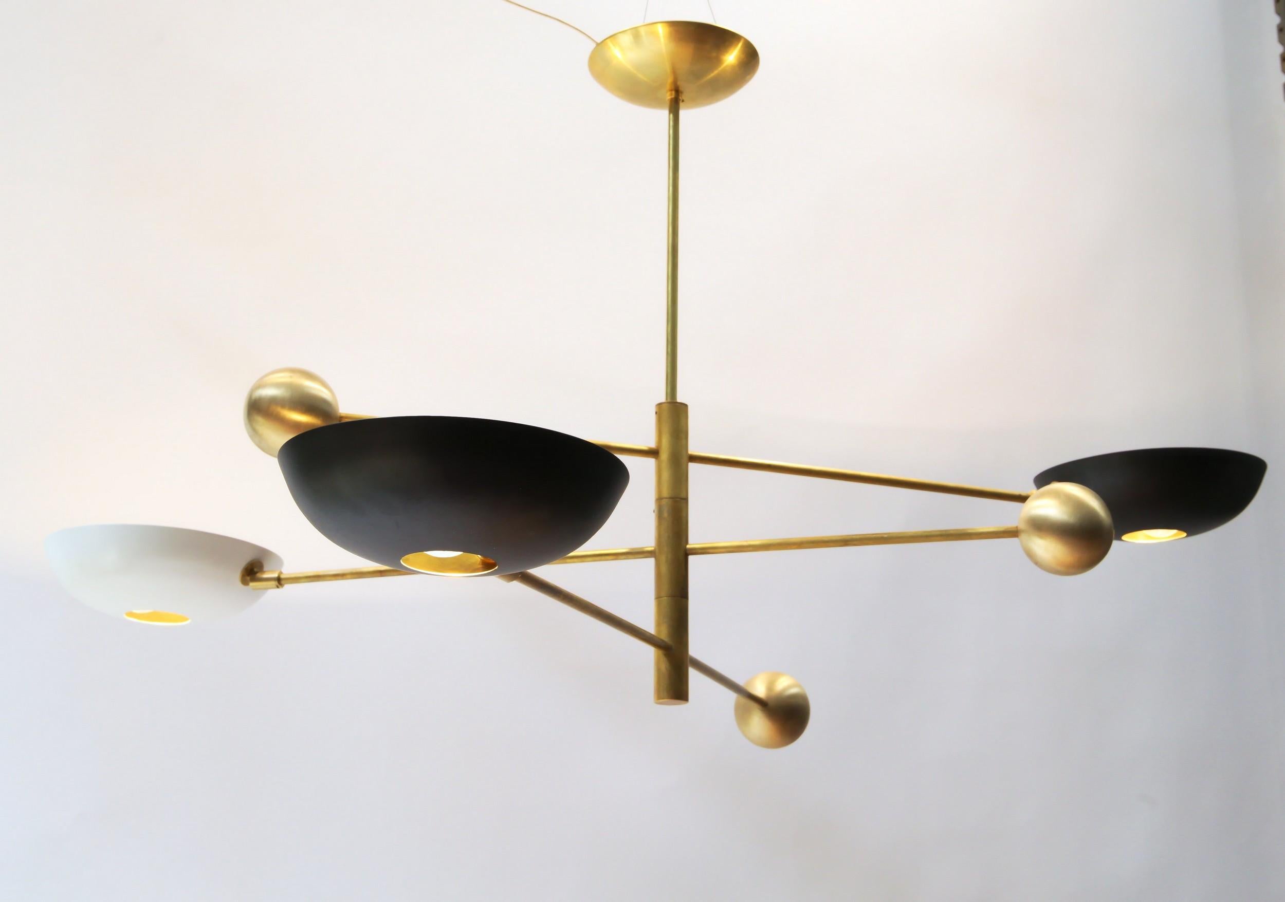 XXIe siècle et contemporain Lustre compact en laiton Orbitale à 3 bras rotatifs et équilibrés, à plafond bas en vente