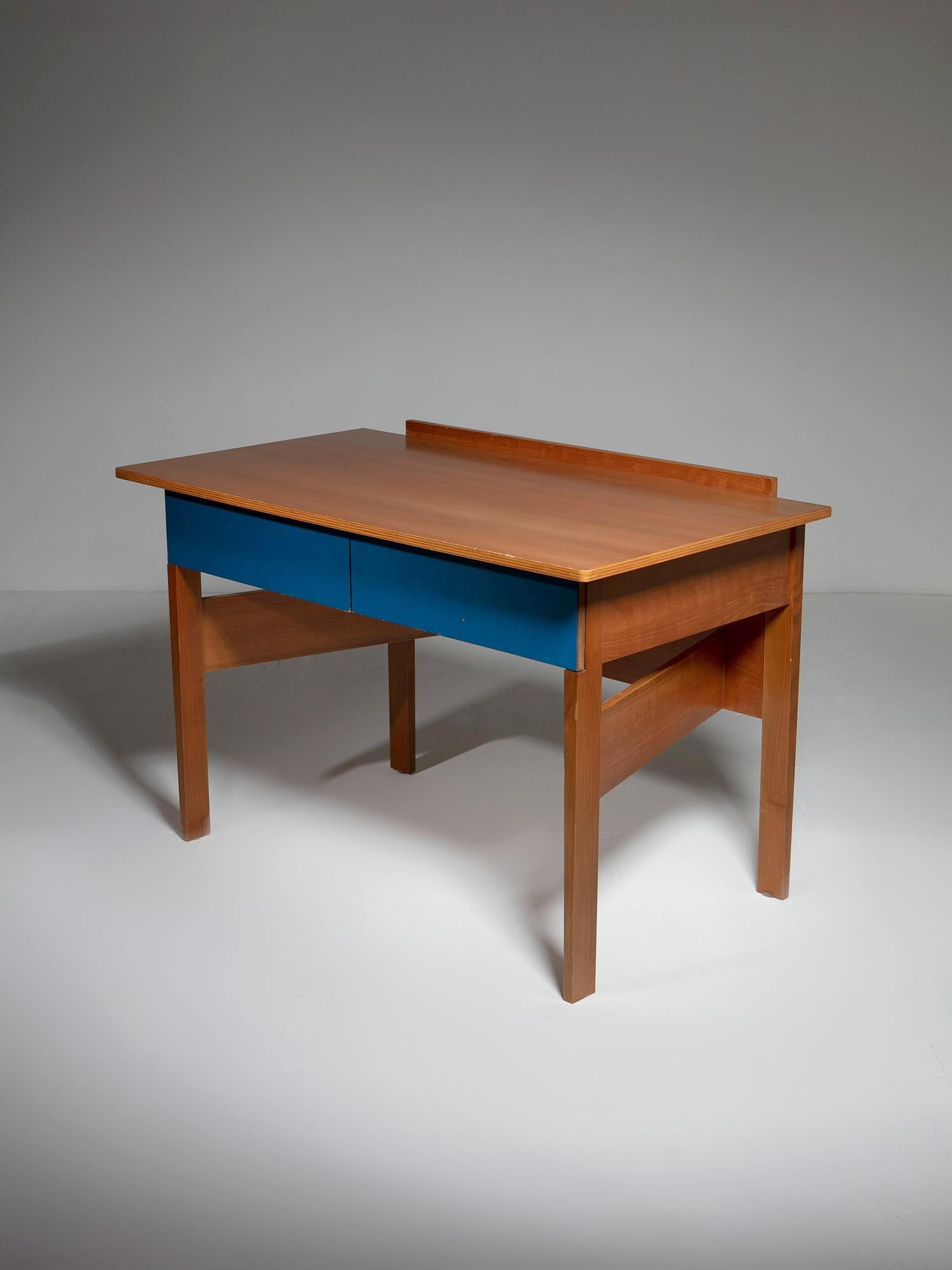 Kompakter Schreibtisch aus Sperrholz im Stil von Gerrit Riettveld.
Geometrische Komposition aus Sperrholzplatten mit Formica-Details für die Schubladen.