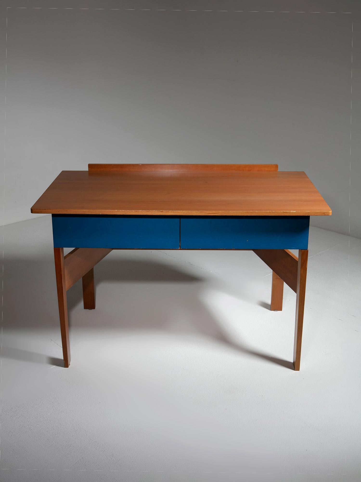 Compacter Schreibtisch aus Sperrholz im Stil von Gerrit Rietveld, Italien, 1970er Jahre (Italienisch) im Angebot