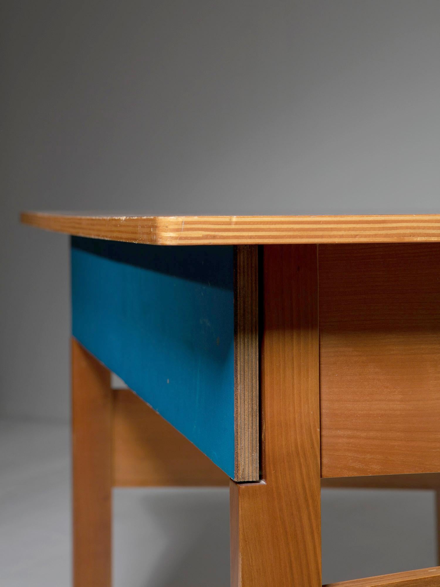 Compacter Schreibtisch aus Sperrholz im Stil von Gerrit Rietveld, Italien, 1970er Jahre im Angebot 2