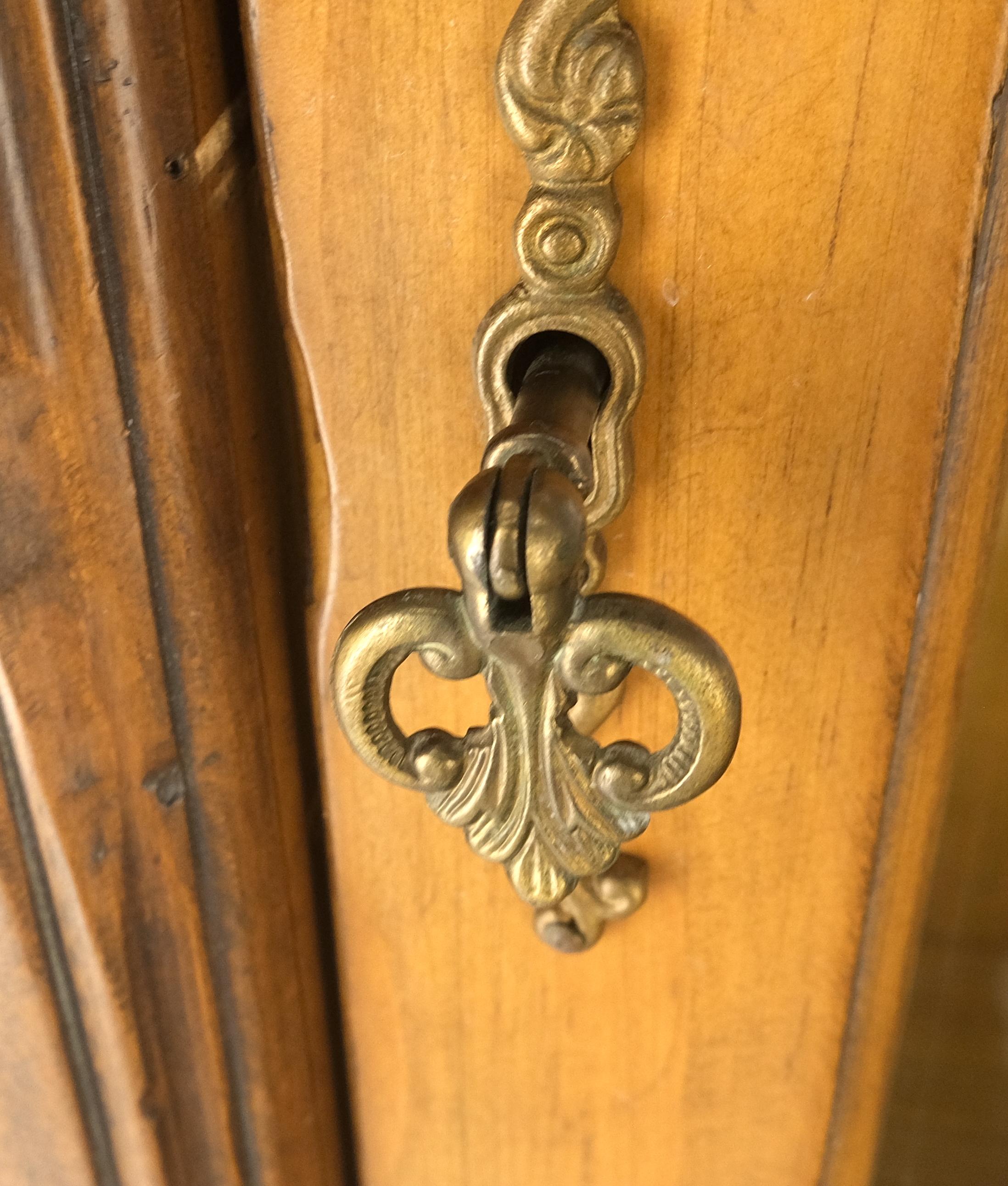 Intagliato Cabinet Curio Italiano Compatto Regency ad un'anta intagliata largo 26
