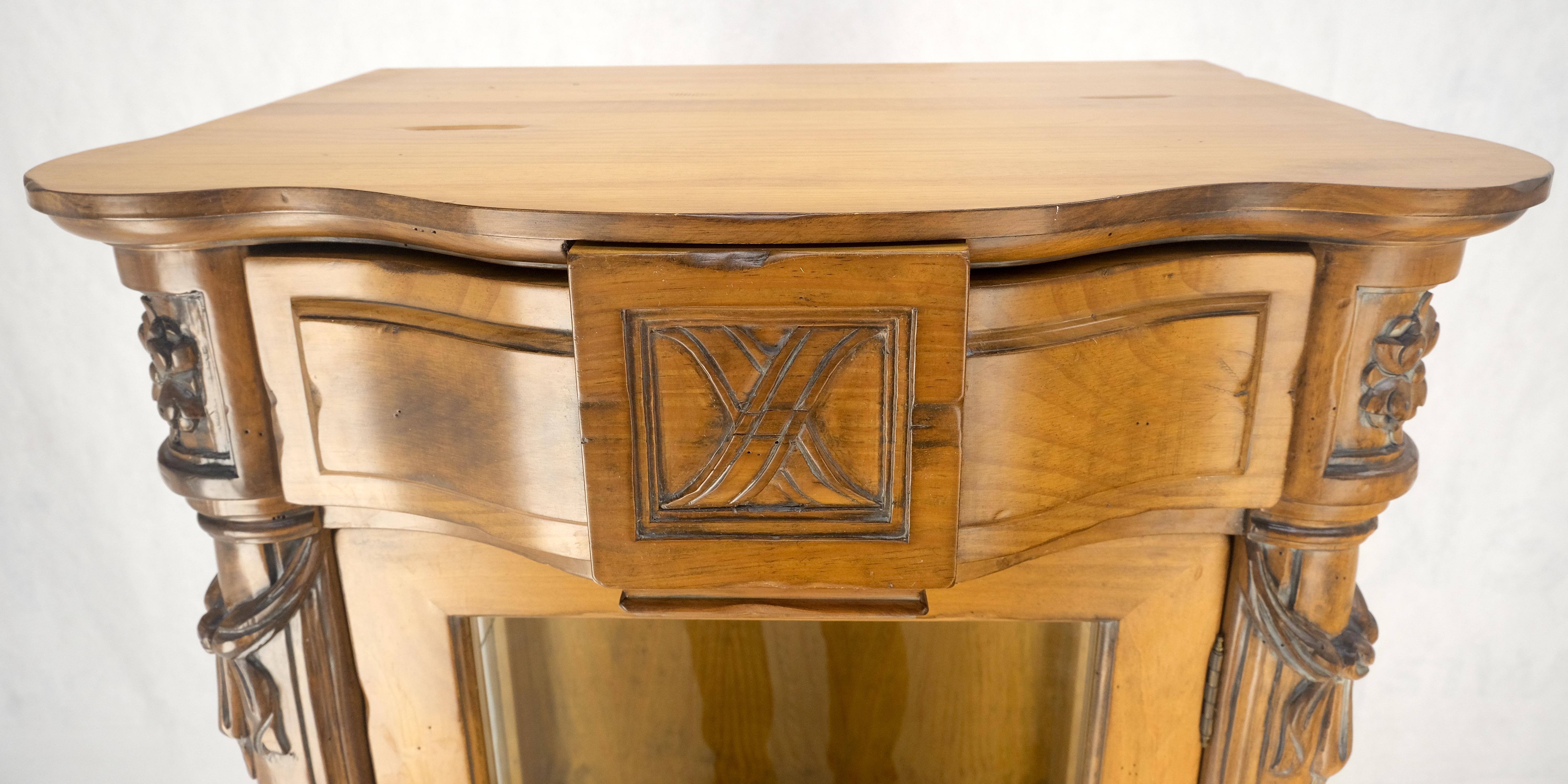XX secolo Cabinet Curio Italiano Compatto Regency ad un'anta intagliata largo 26