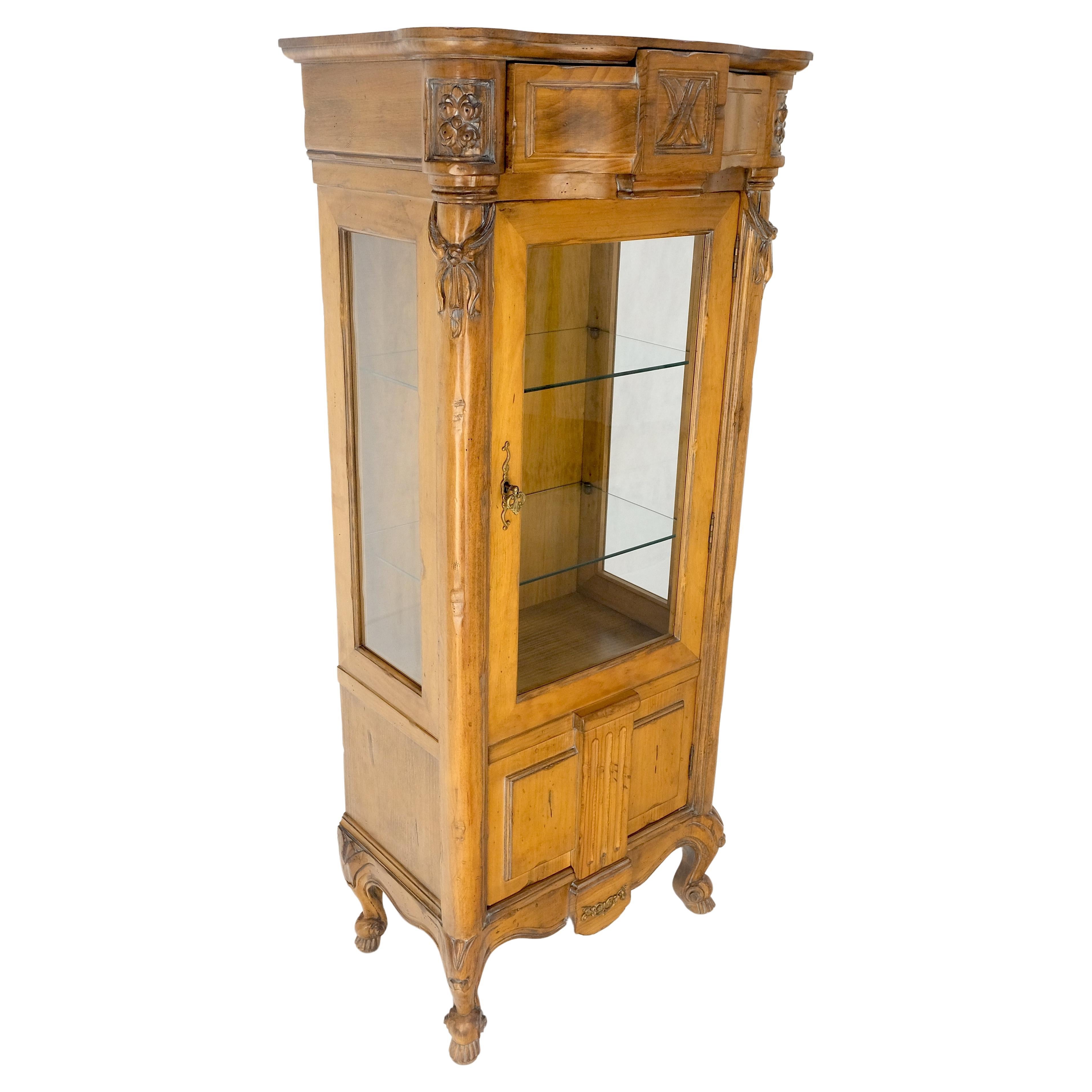 Cabinet Curio Italiano Compatto Regency ad un'anta intagliata largo 26" a 3 livelli MINT in vendita
