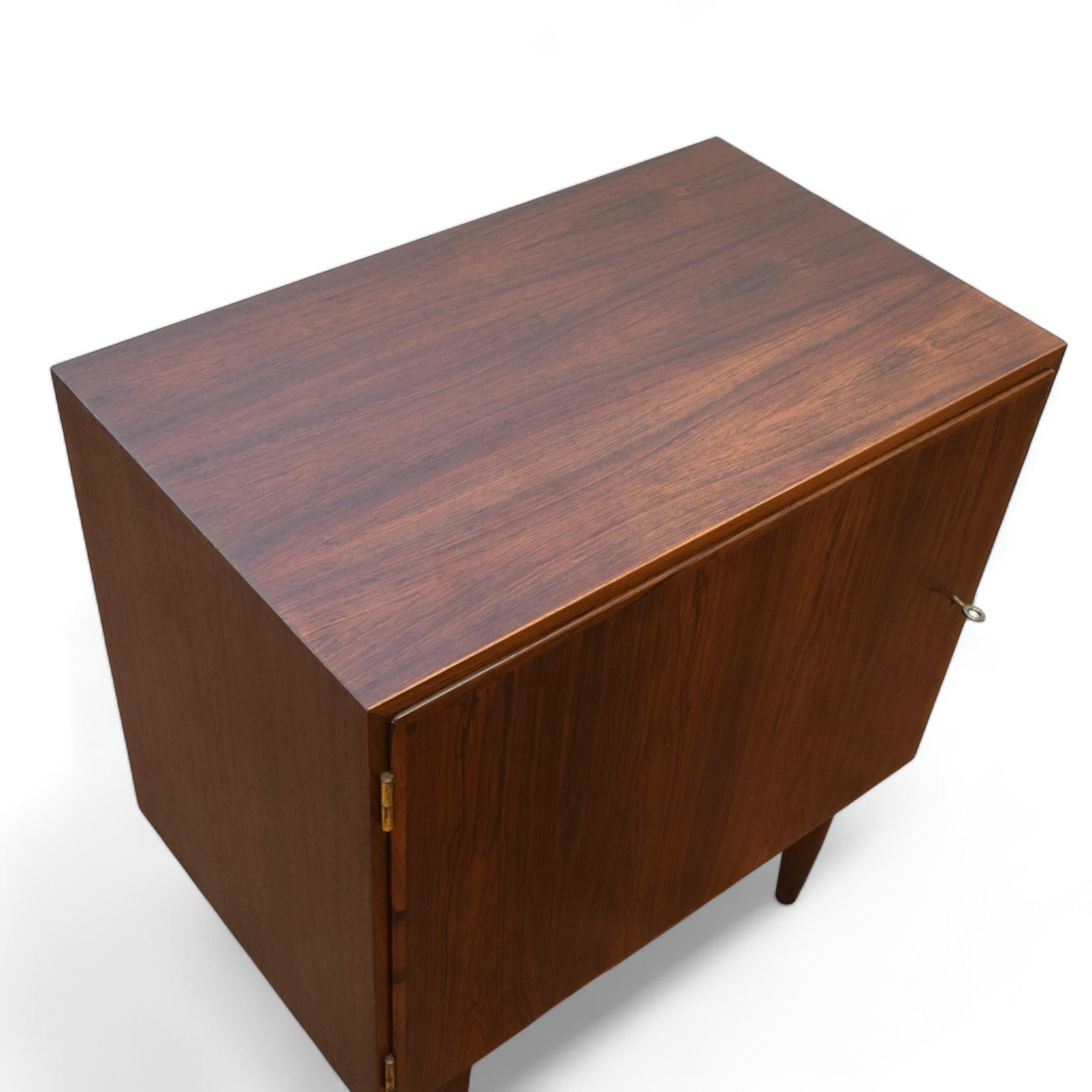 Enfilade compact en bois de rose de Poul Hundevad Bon état - En vente à Puslinch, ON