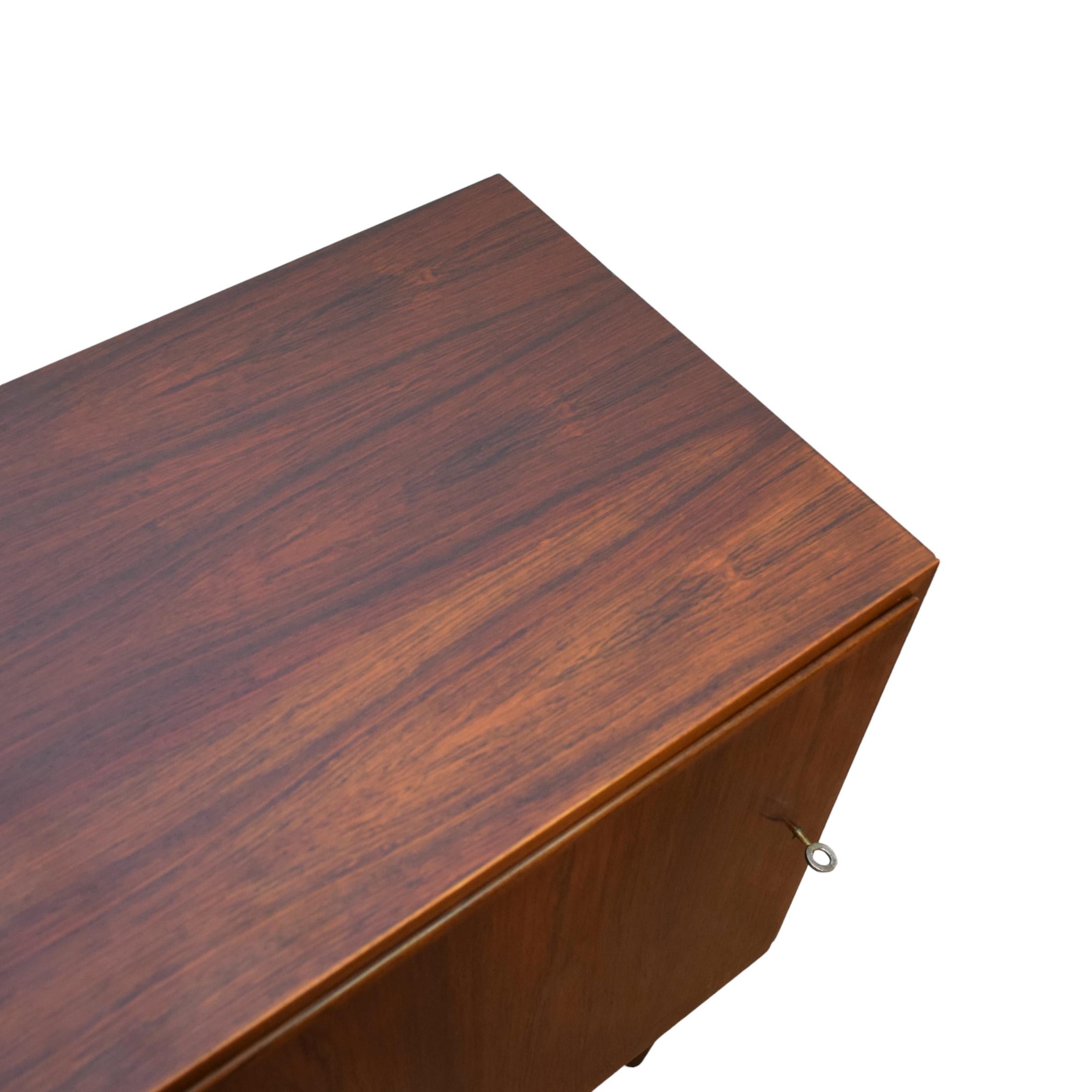 Fin du 20e siècle Enfilade compact en bois de rose de Poul Hundevad en vente