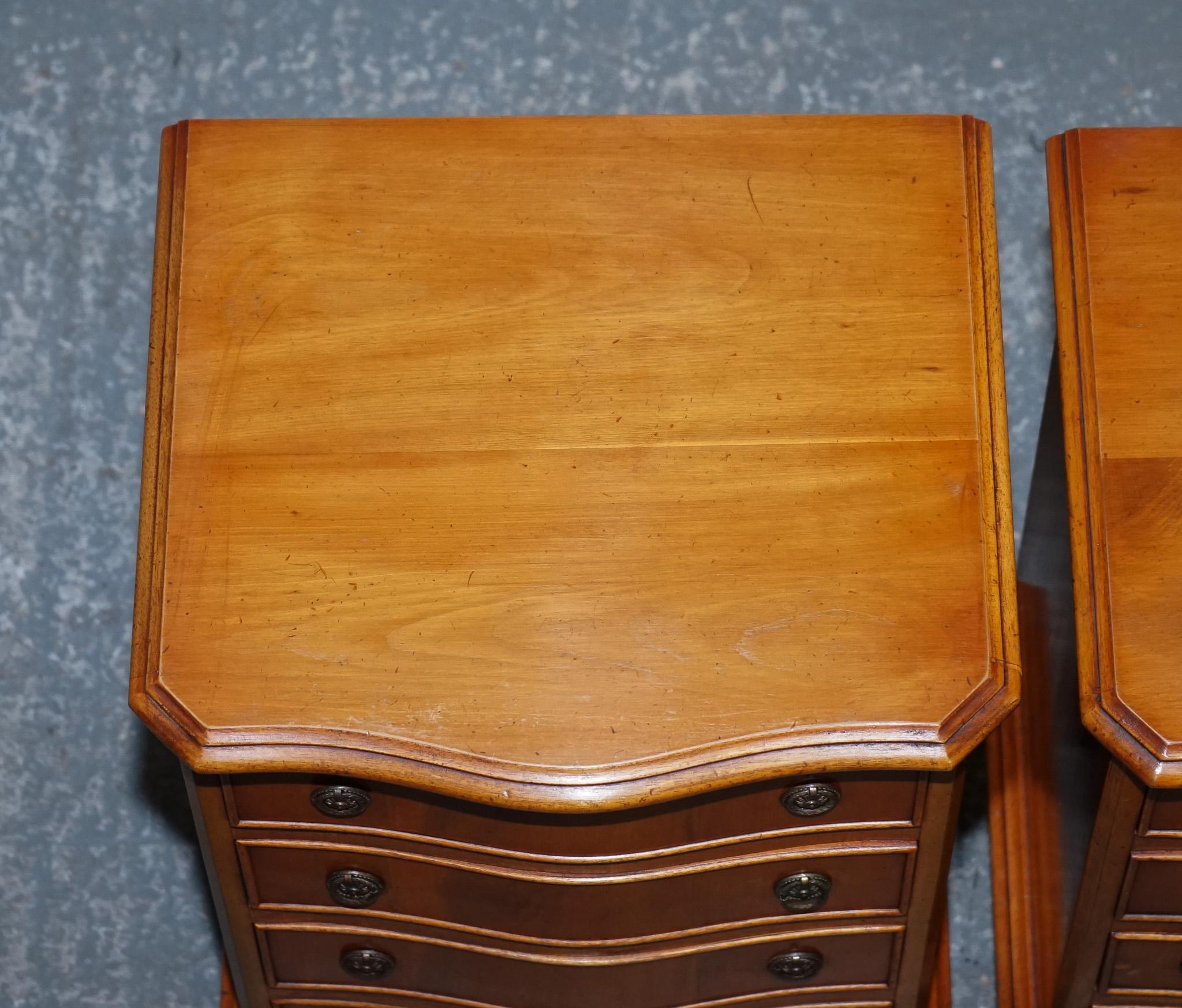 COMPACT SERPENTINE FRONT PAIR OF GEORGIAN STYLE YEW WOOD BEDSIDE NiGHTSTANDS For Sale 3