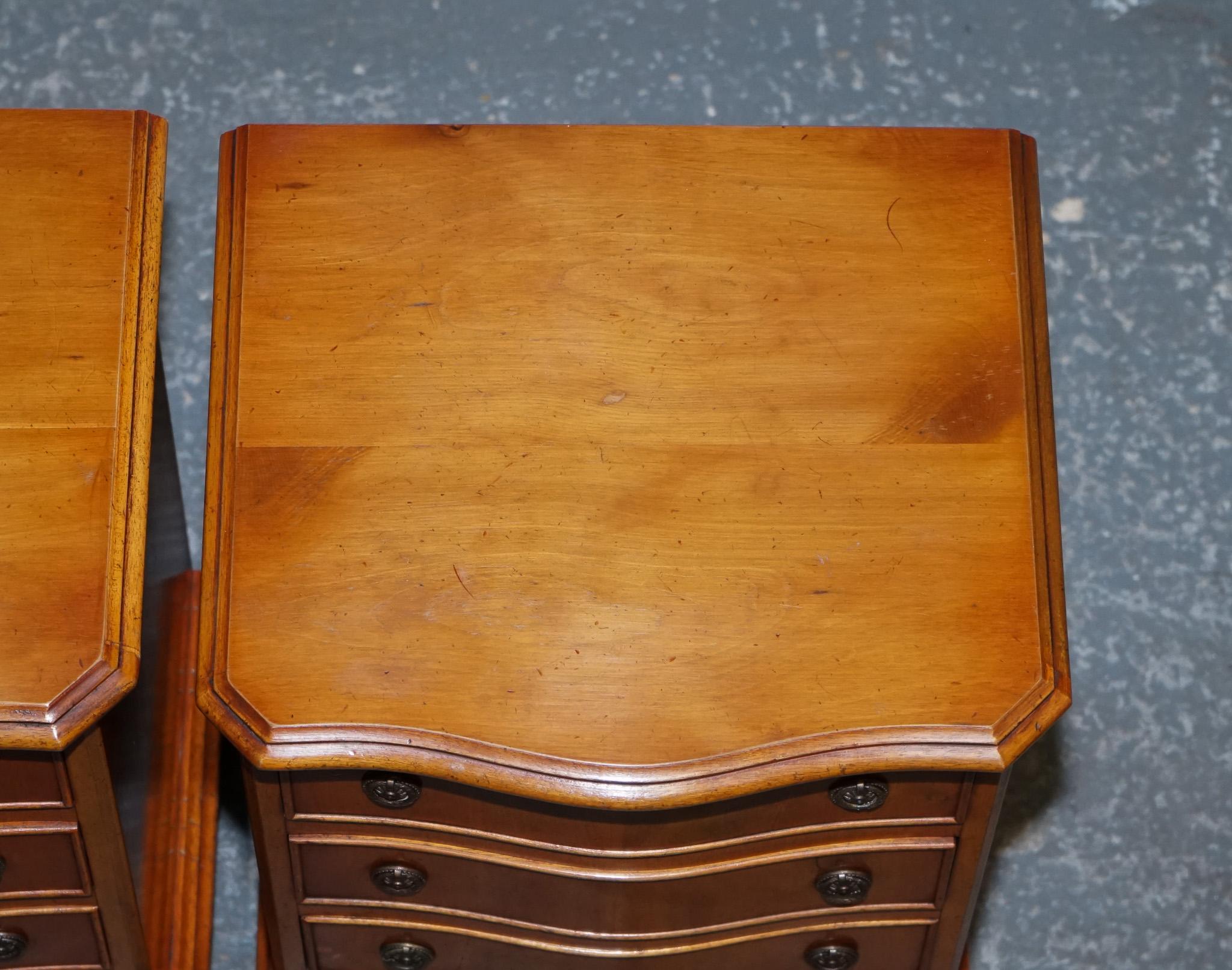 COMPACT SERPENTINE FRONT PAIR OF GEORGIAN STYLE YEW WOOD BEDSIDE NiGHTSTANDS For Sale 4