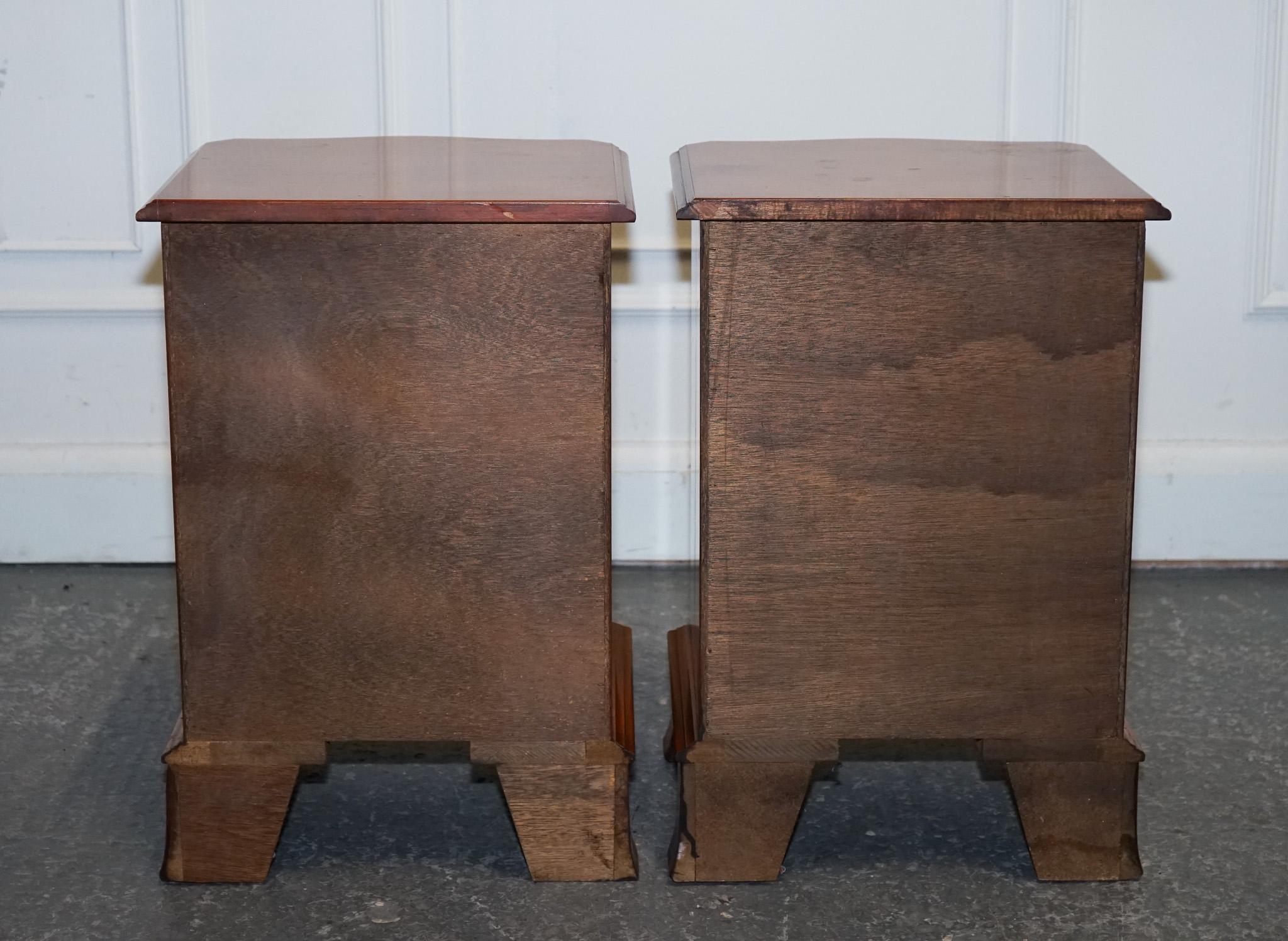 COMPACT SERPENTINE FRONT PAIR OF GEORGIAN STYLE YEW WOOD BEDSIDE NiGHTSTANDS For Sale 5