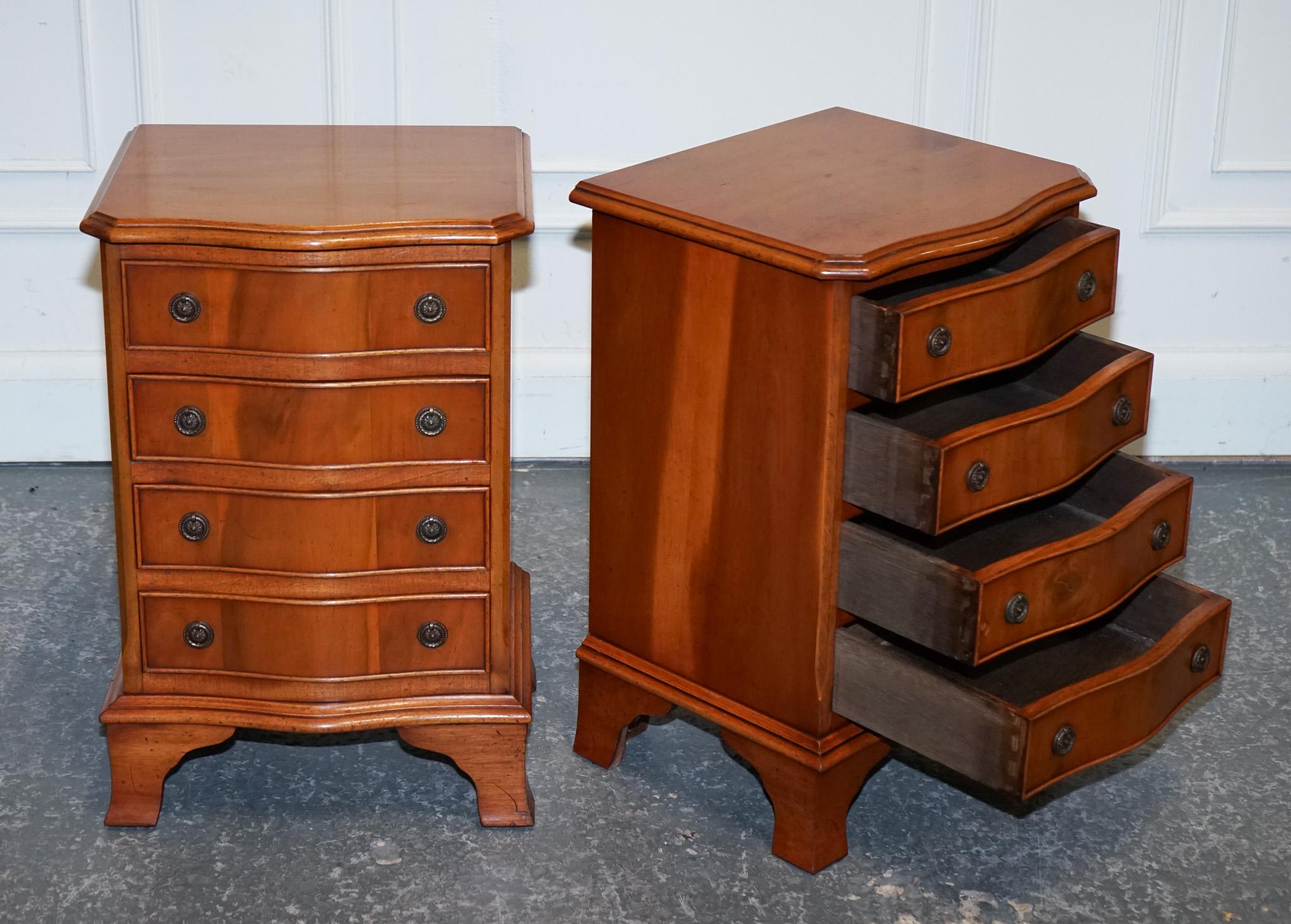 British COMPACT SERPENTINE FRONT PAIR OF GEORGIAN STYLE YEW WOOD BEDSIDE NiGHTSTANDS For Sale