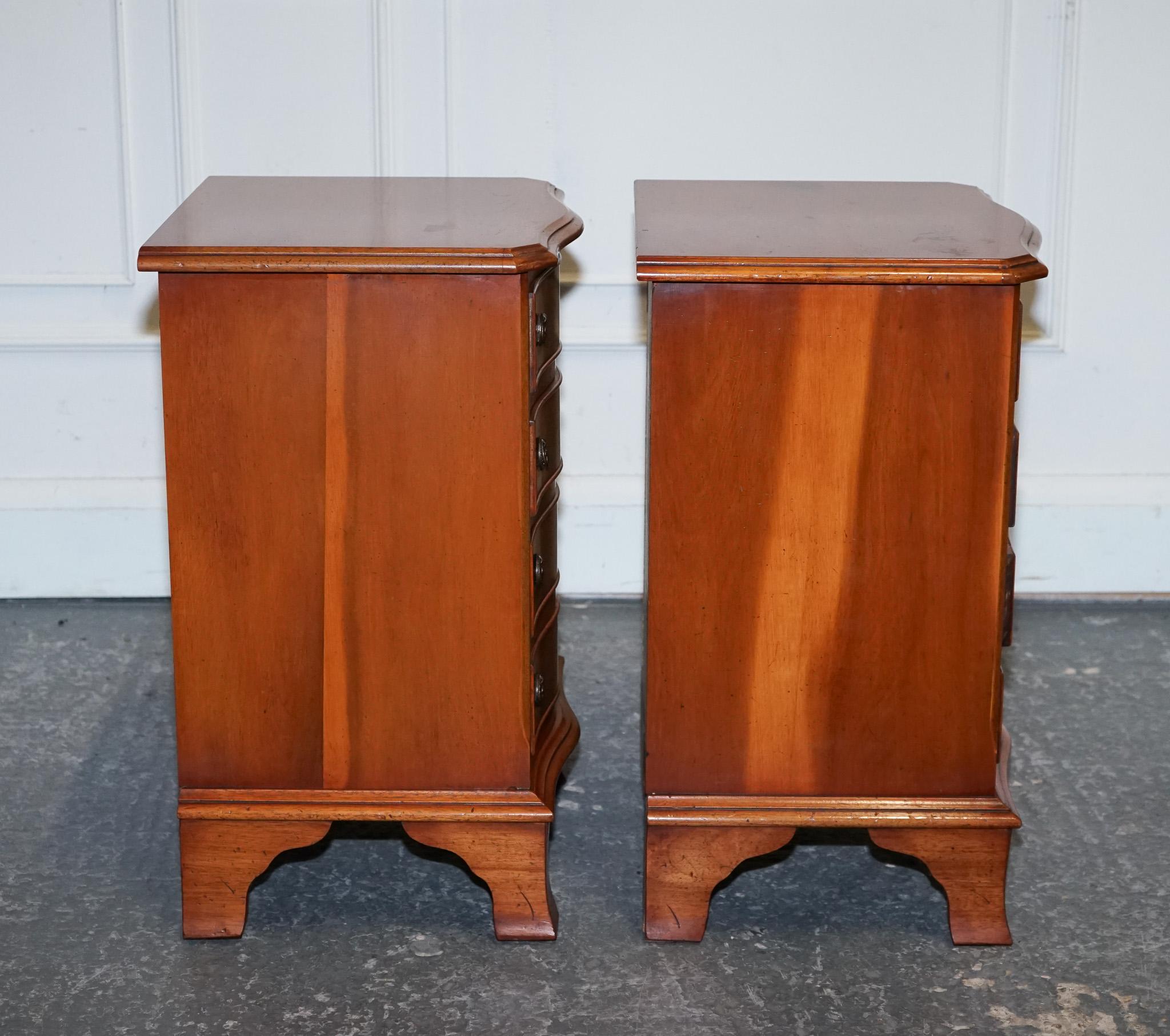 Hand-Crafted COMPACT SERPENTINE FRONT PAIR OF GEORGIAN STYLE YEW WOOD BEDSIDE NiGHTSTANDS For Sale