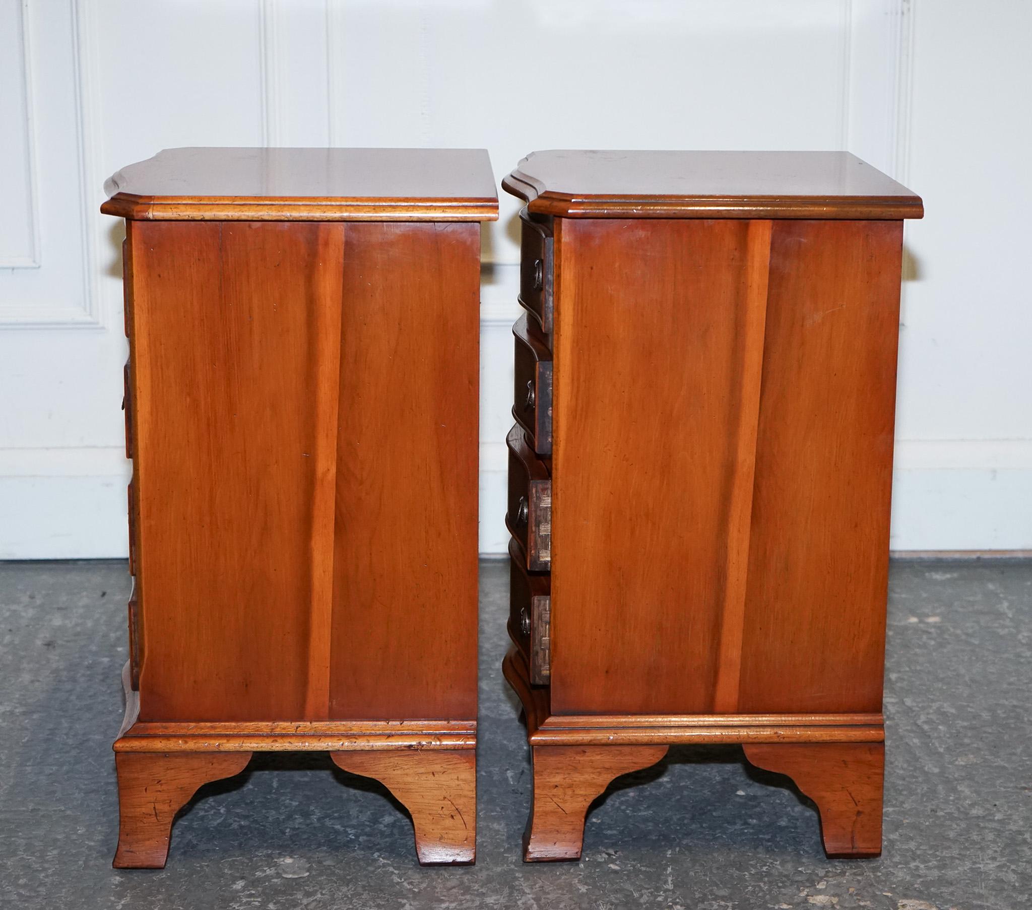 COMPACT SERPENTINE FRONT PAIR OF GEORGIAN STYLE YEW WOOD BEDSIDE NiGHTSTANDS In Good Condition For Sale In Pulborough, GB