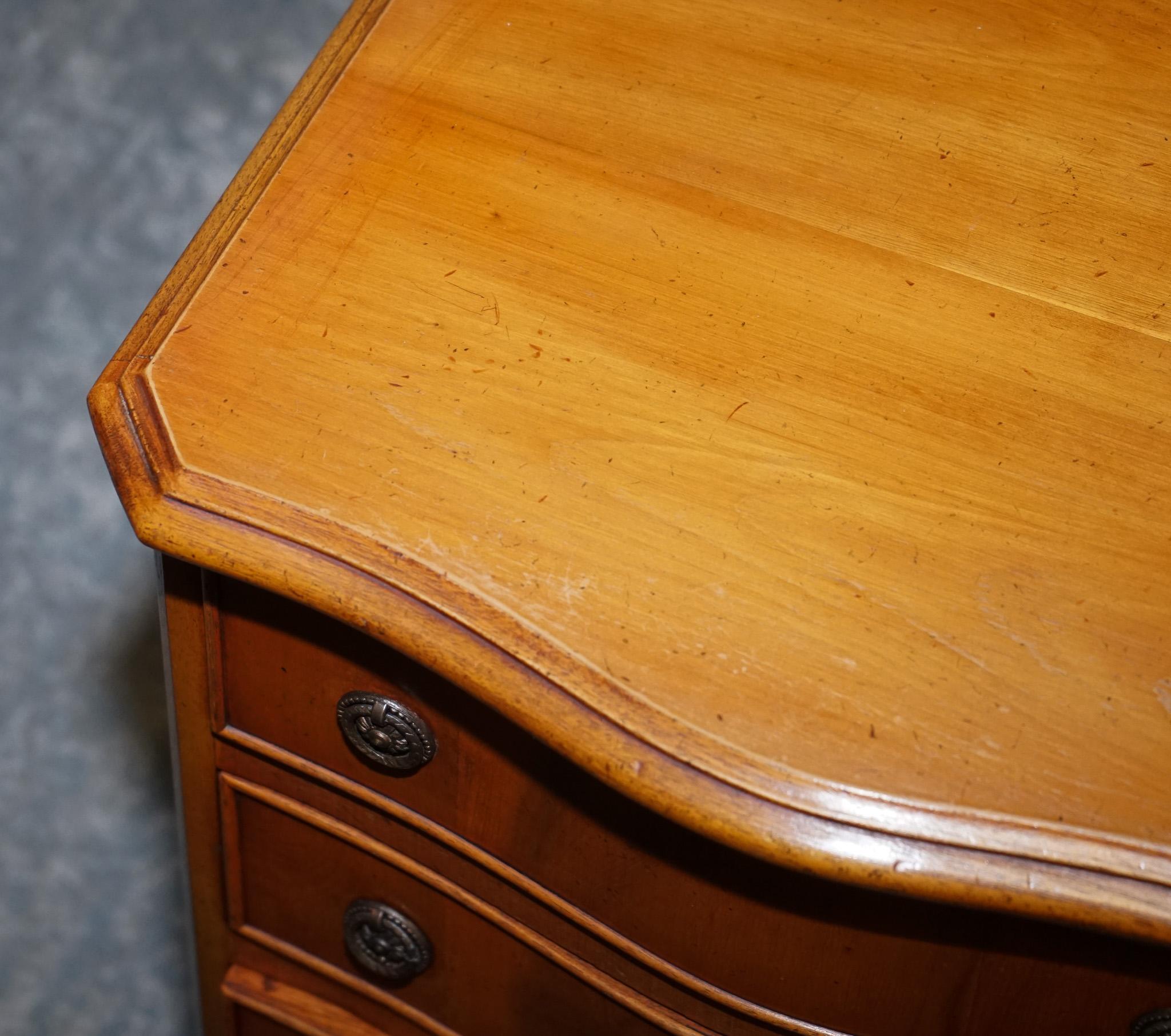 20th Century COMPACT SERPENTINE FRONT PAIR OF GEORGIAN STYLE YEW WOOD BEDSIDE NiGHTSTANDS For Sale