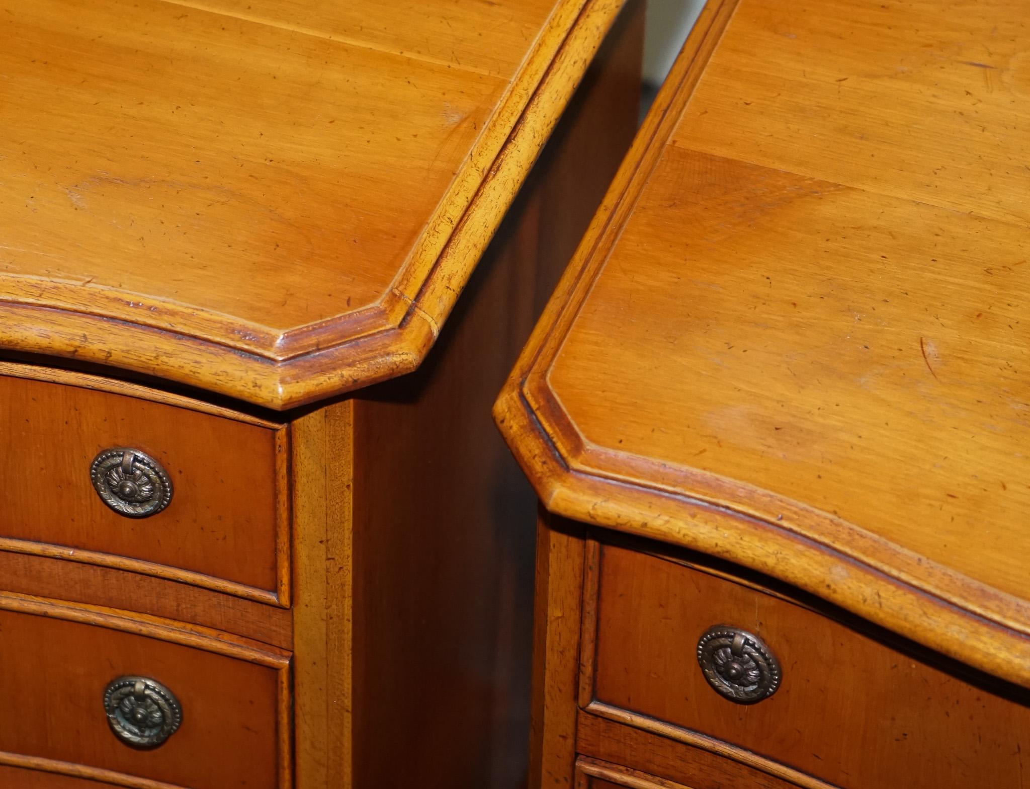 Yew COMPACT SERPENTINE FRONT PAIR OF GEORGIAN STYLE YEW WOOD BEDSIDE NiGHTSTANDS For Sale