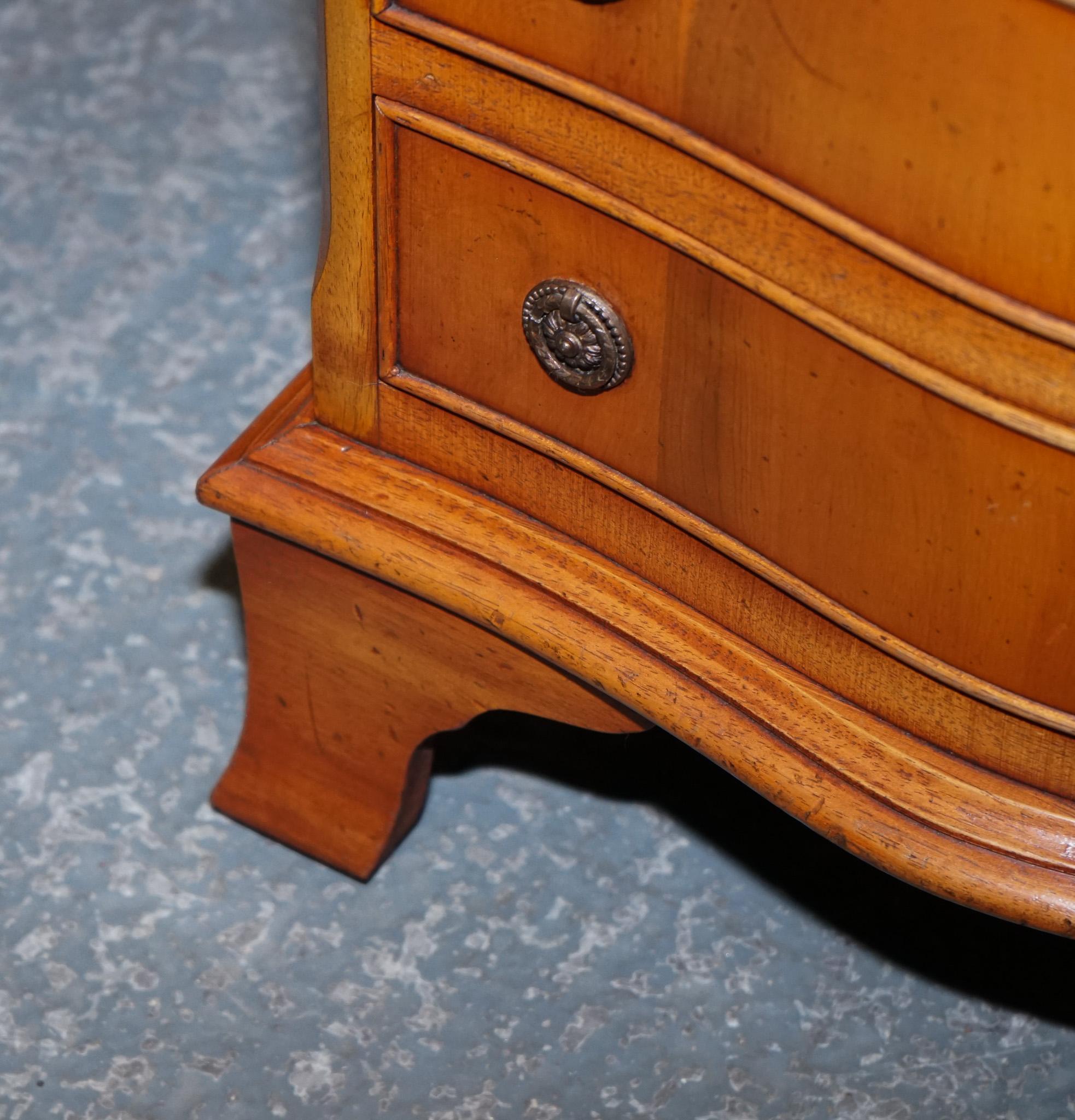 COMPACT SERPENTINE FRONT PAIR OF GEORGIAN STYLE YEW WOOD BEDSIDE NiGHTSTANDS For Sale 1
