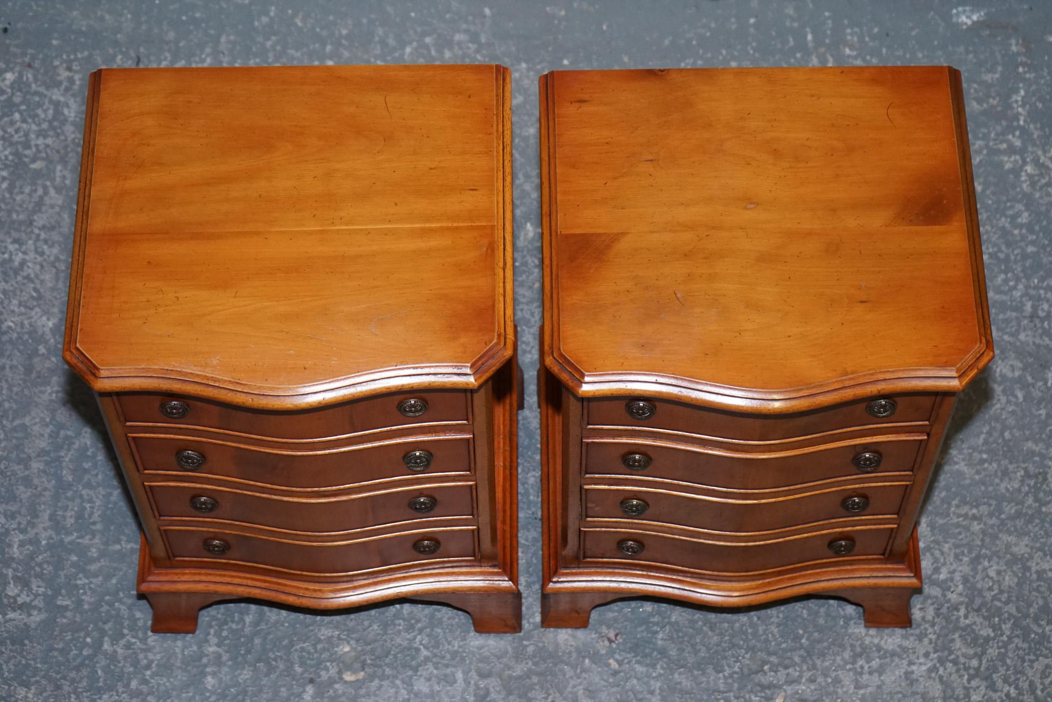 COMPACT SERPENTINE FRONT PAIR OF GEORGIAN STYLE YEW WOOD BEDSIDE NiGHTSTANDS For Sale 2