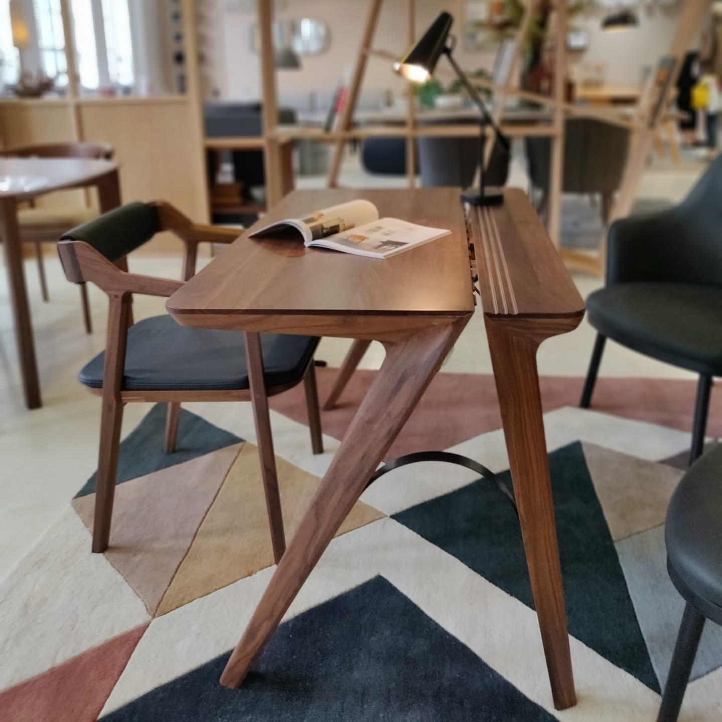 Scrivania compatta e sottile realizzata a mano in Oak Oak naturale e con struttura ad arco in metallo in vendita 3