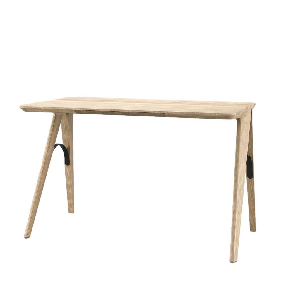 Questa scrivania incarna la postazione di lavoro ideale per l'ufficio contemporaneo del XXI secolo, per gli amanti della robusta lavorazione del legno. Caratterizzata da eleganti superfici arrotondate e da un design minimalista, questa scrivania è