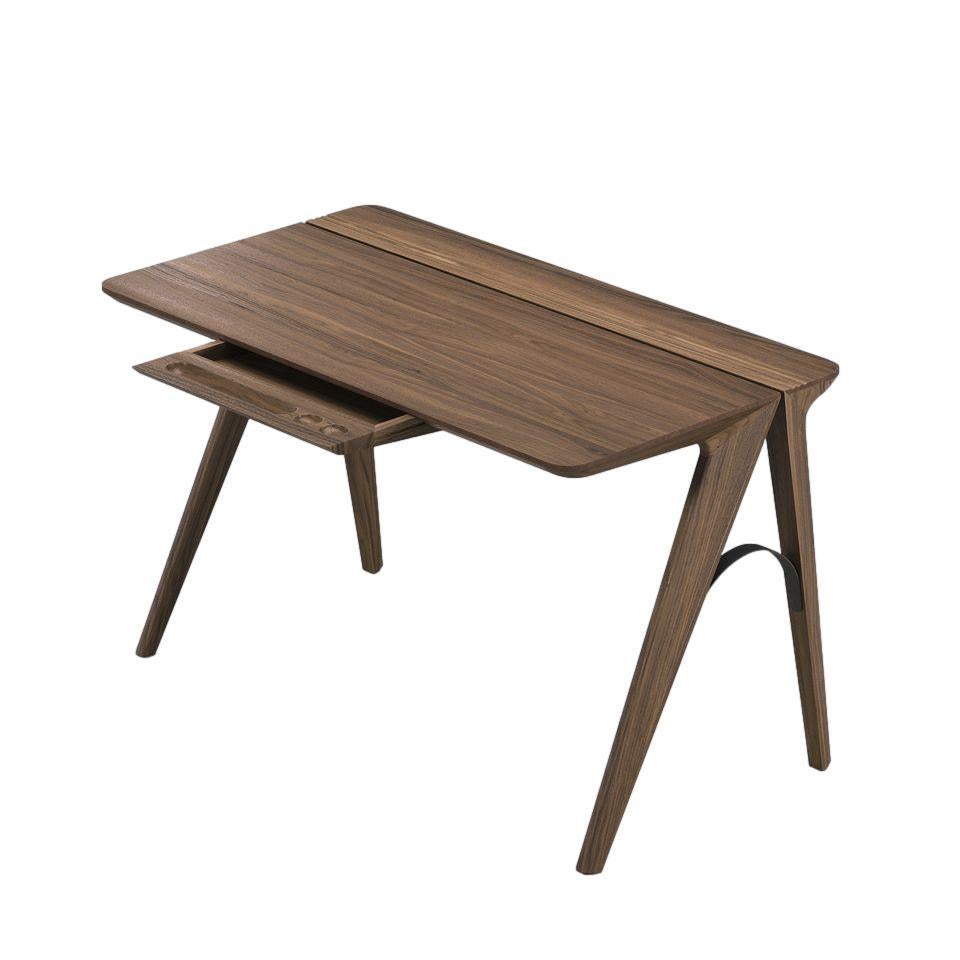 Moderno Scrivania compatta e sottile realizzata a mano in legno di noce Nature e con struttura ad arco in metallo in vendita