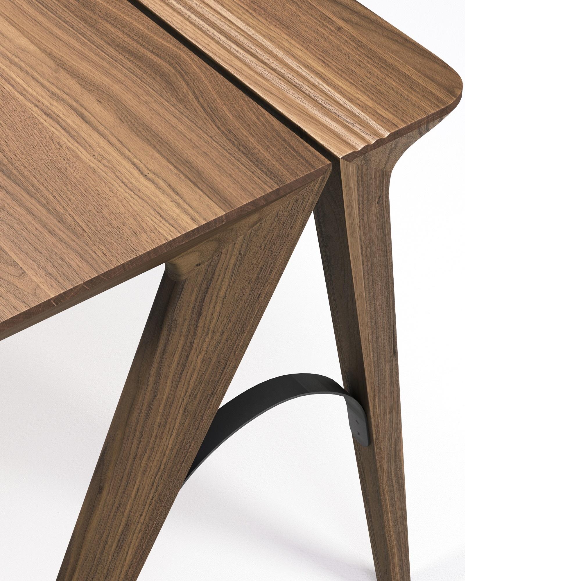Portoghese Scrivania compatta e sottile realizzata a mano in legno di noce Nature e con struttura ad arco in metallo in vendita
