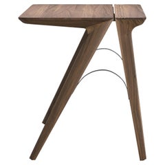 Bureau étroit compact fabriqué à la main en noyer naturel avec une menuiserie en arc de cercle en métal