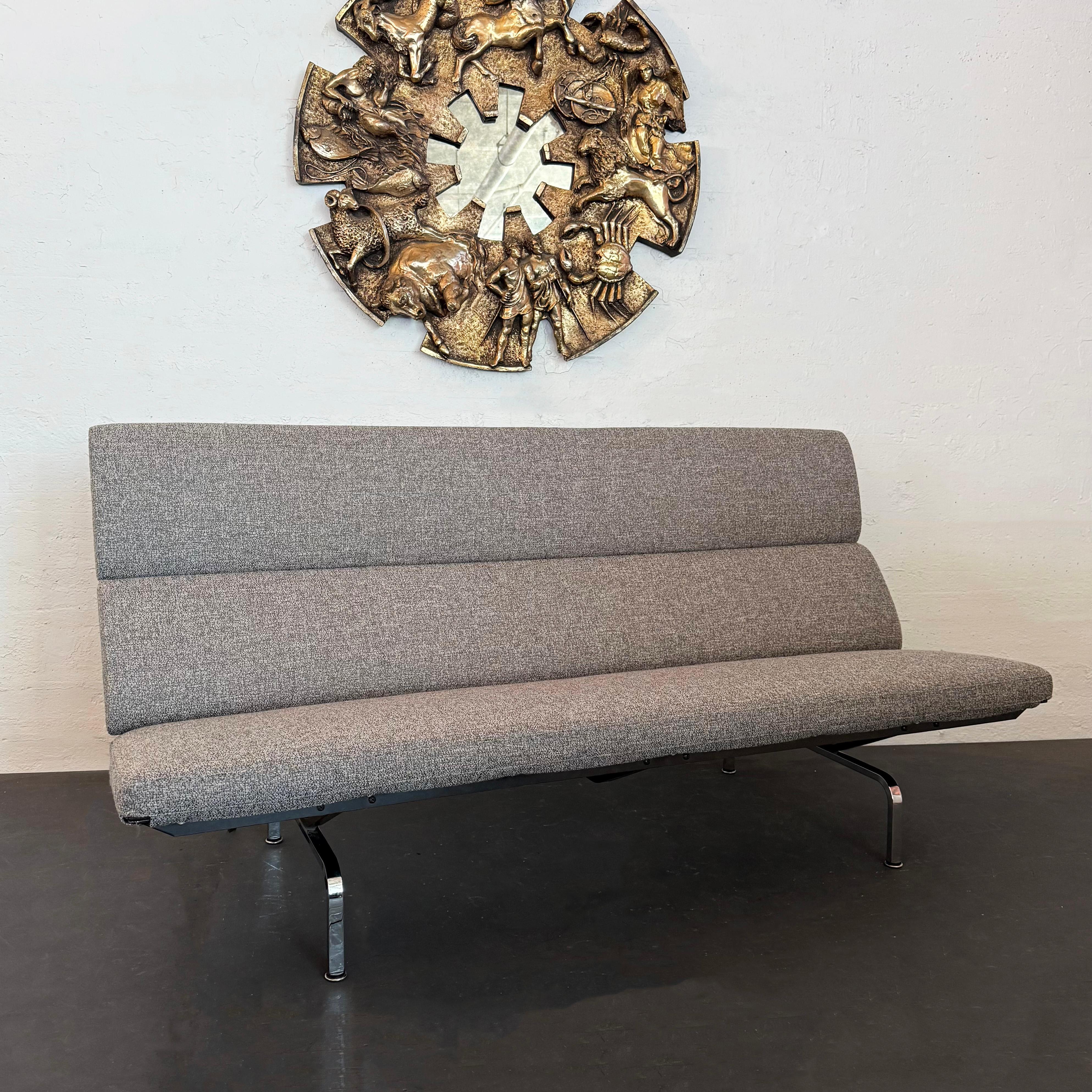 Este sofá Compacto Moderno de Mediados de Siglo fue diseñado por el emblemático equipo de diseñadores estadounidenses Ray y Charles Eames para Herman Miller en 1954. El modelo Compacto se creó originalmente para el salón de su casa de Pacific