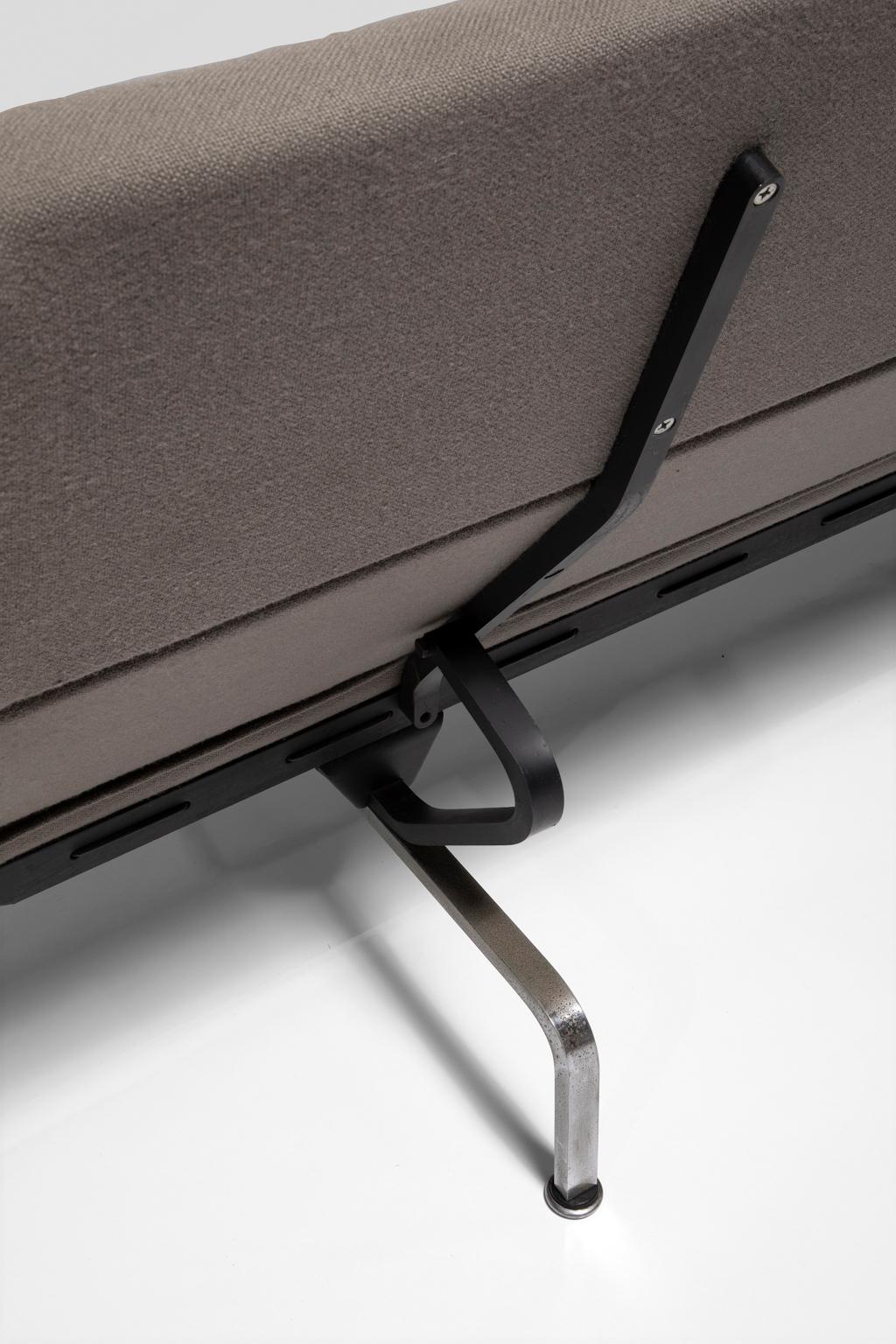 „Compact Sofa“ Ray & Charles Eames Godparents Geschenk an Eric Saarinen, Original (Stahl) im Angebot